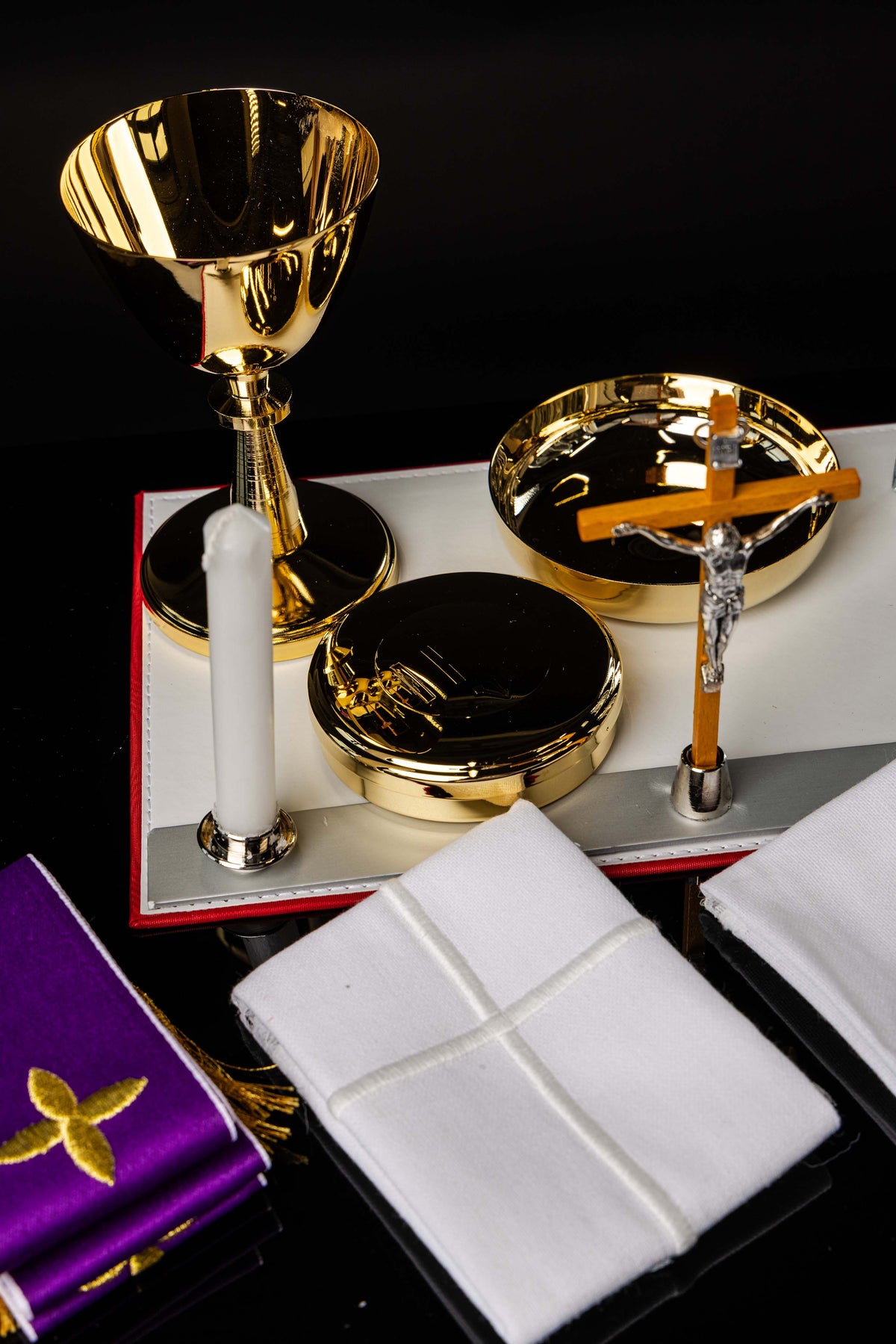 Kufrík na misie s liturgickým vybavením