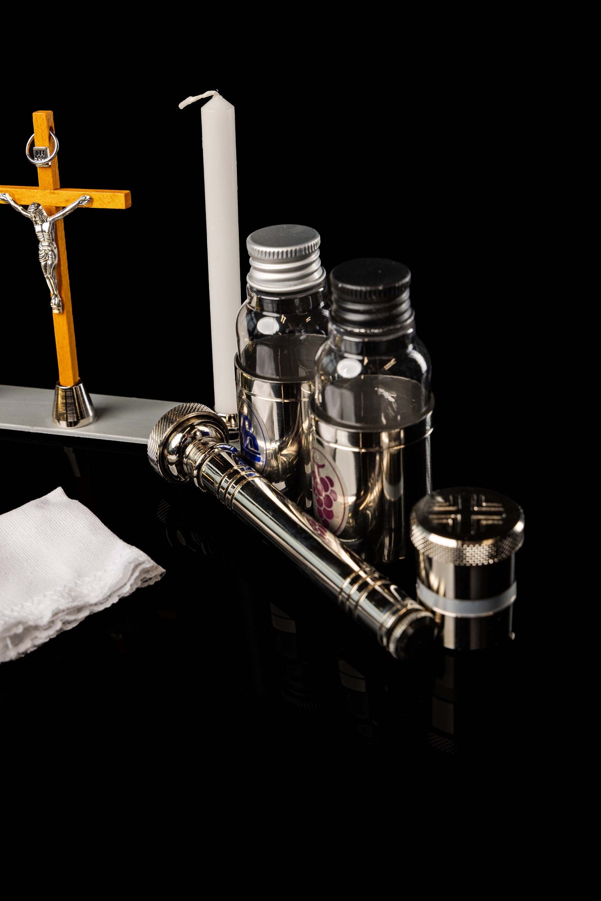 Kufrík na misie s liturgickým vybavením a oltárikom