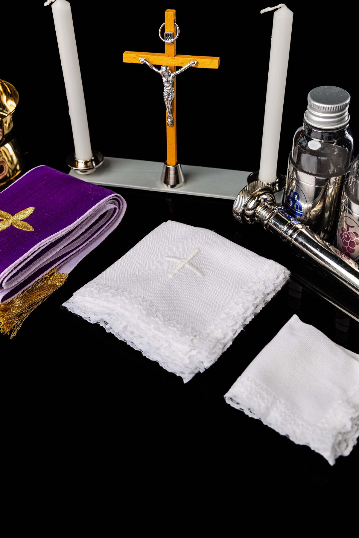 Kufrík na misie s liturgickým vybavením a oltárikom