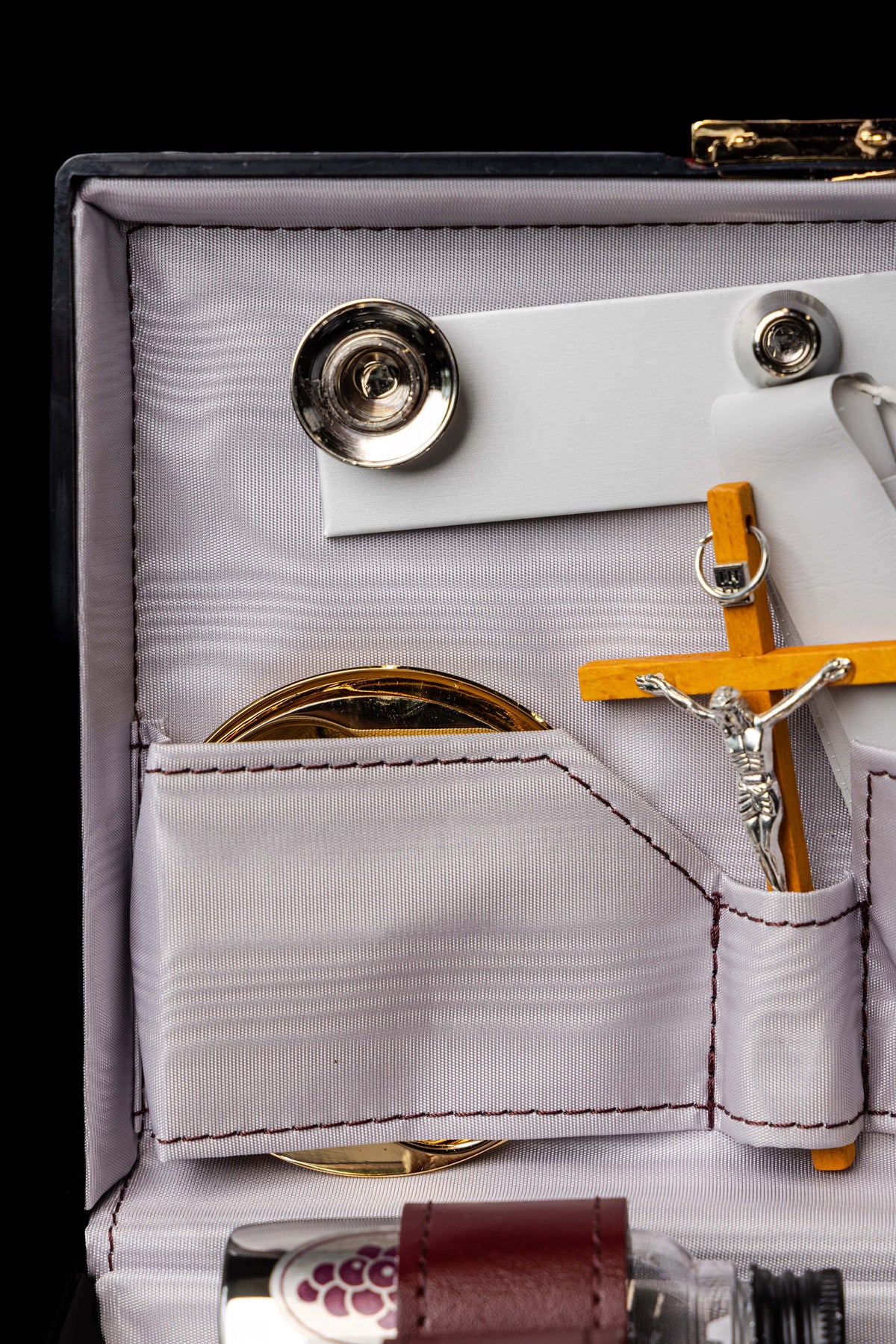 Kufrík na misie s liturgickým vybavením a oltárikom