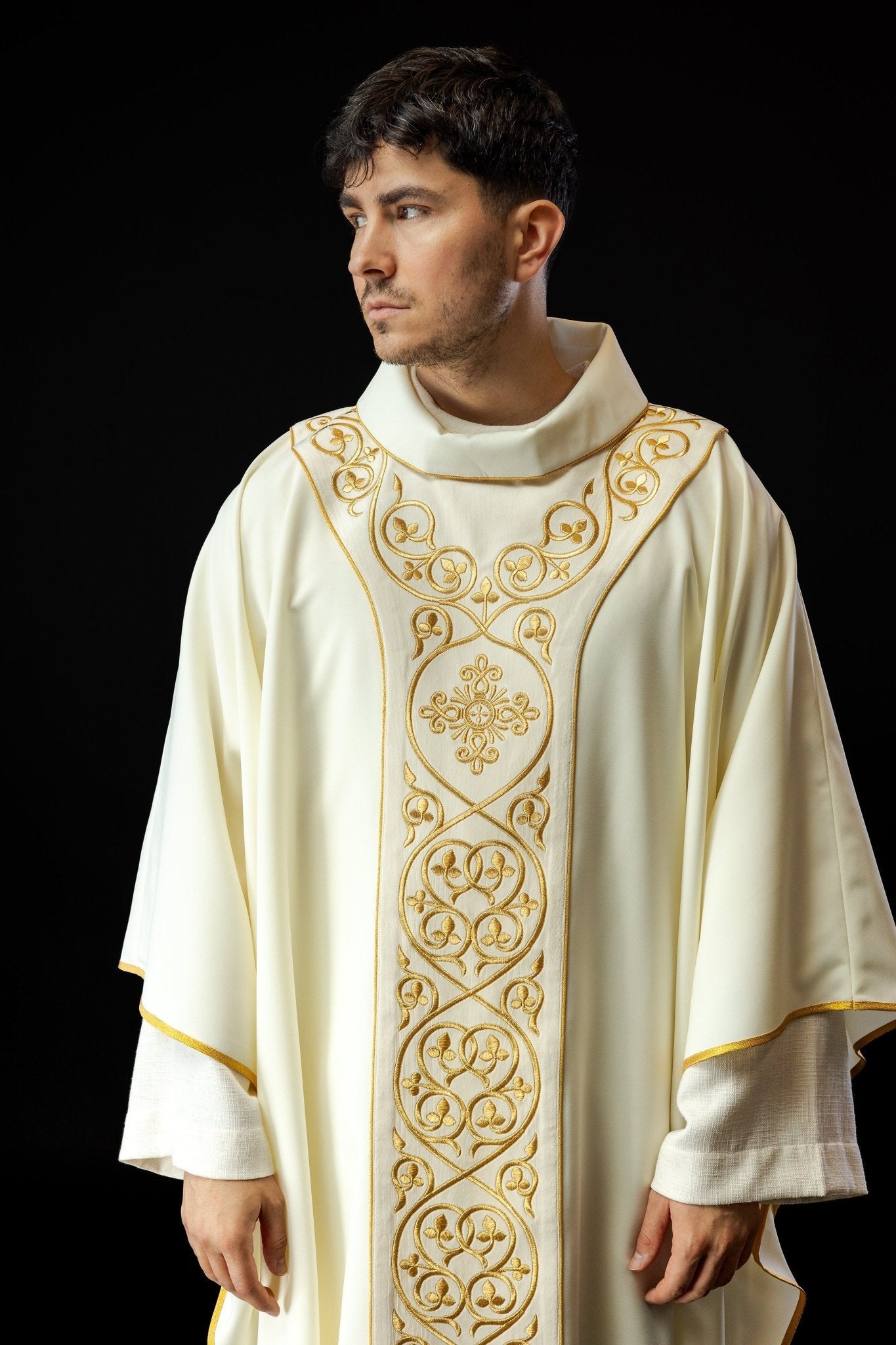 Aksamitny ornat liturgiczny z bogato zdobionym pasem