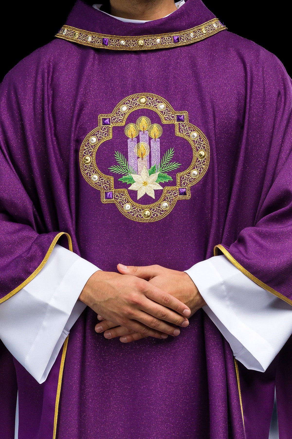 Ornat s veľkonočným baránkom ušitý z ozdobnej tkaniny