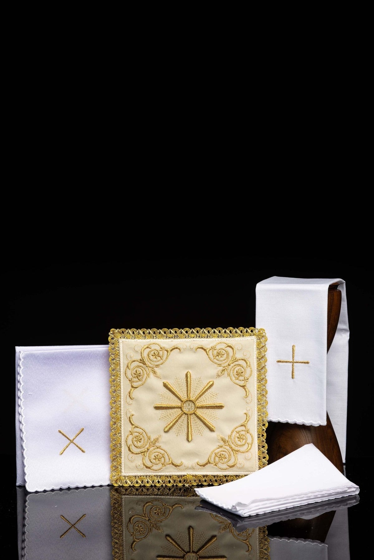 Bielizna kielichowa ecru z haftem słońca eucharystycznego