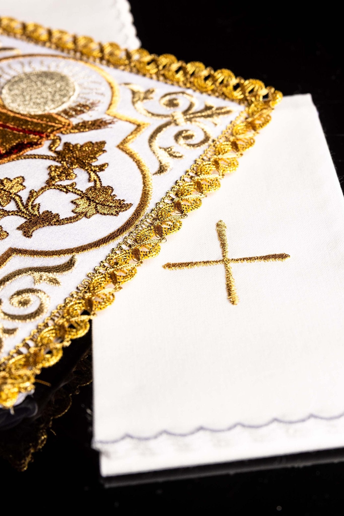 Bielizna kielichowa haftowana z symbolem Kielicha Eucharystycznego
