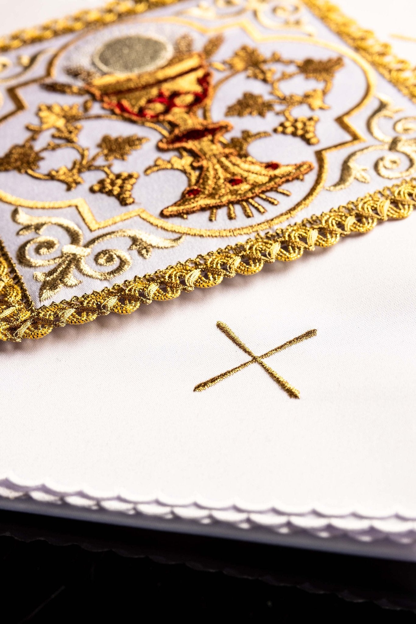 Bielizna kielichowa haftowana z symbolem Kielicha Eucharystycznego