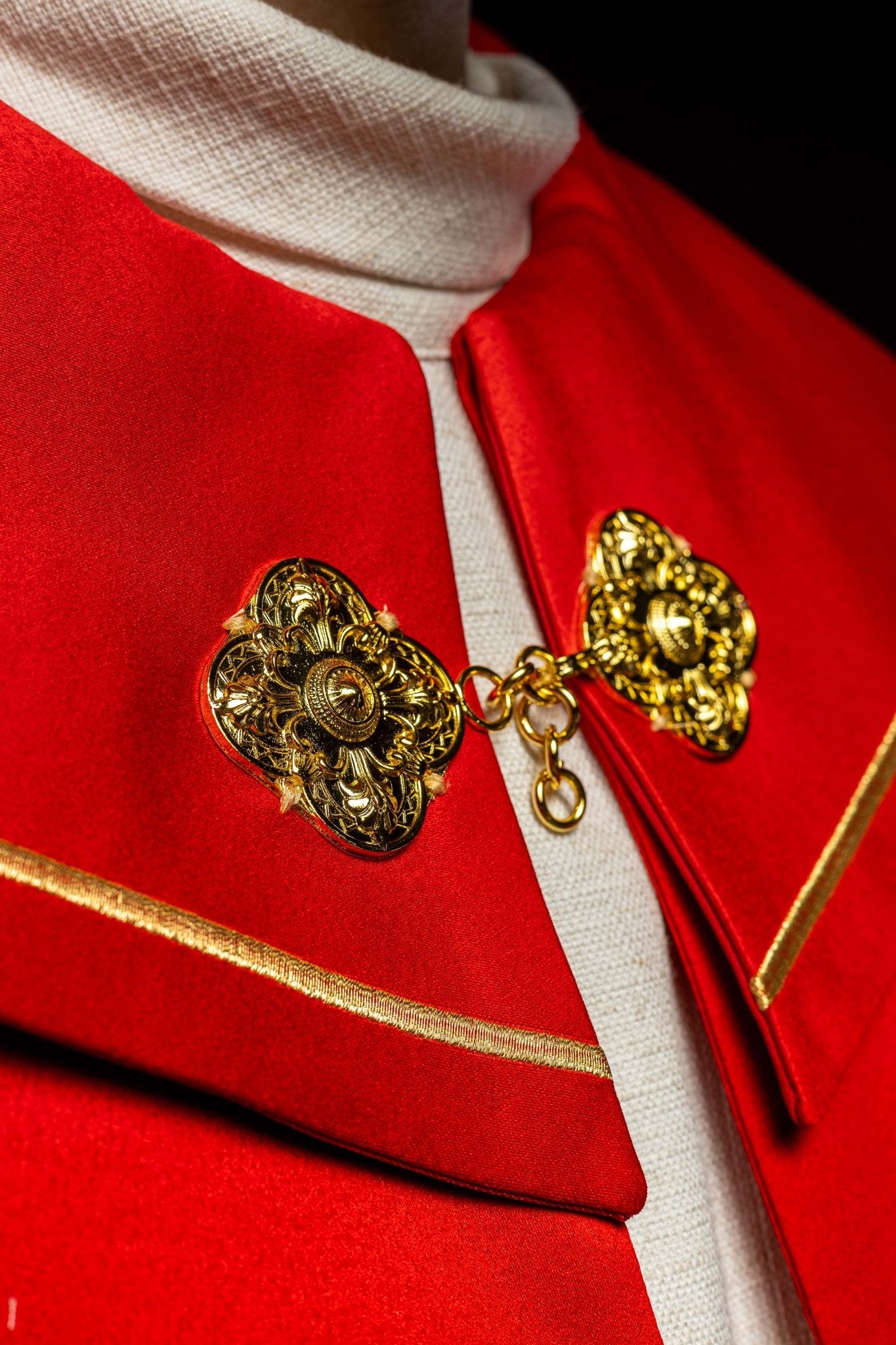 Czerwona kapa liturgiczna z haftem w złote krzyże