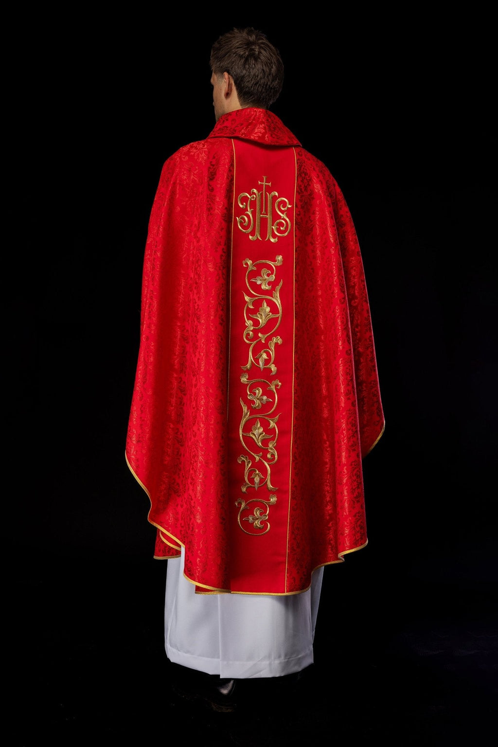 Czerwony Ornat liturgiczny z bogato zdobionym pasem IHS