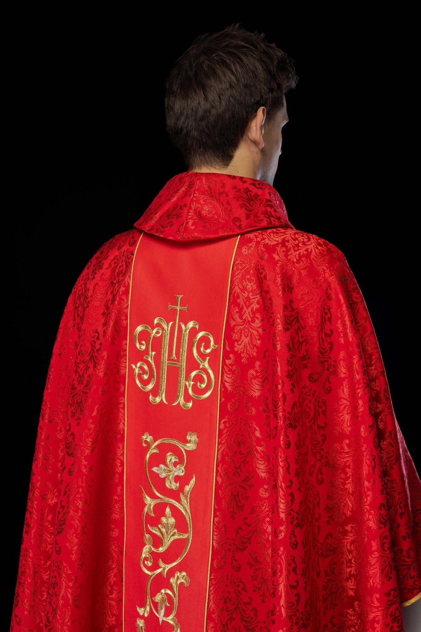 Czerwony Ornat liturgiczny z bogato zdobionym pasem IHS