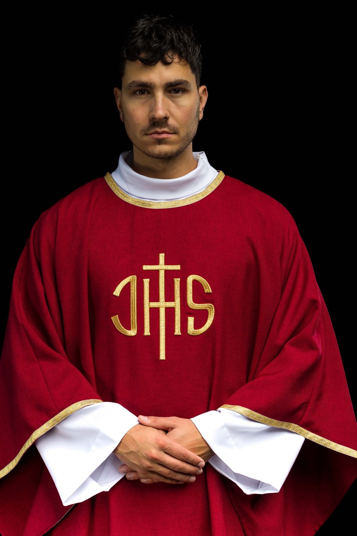 Czerwony ornat liturgiczny z złotym haftem IHS