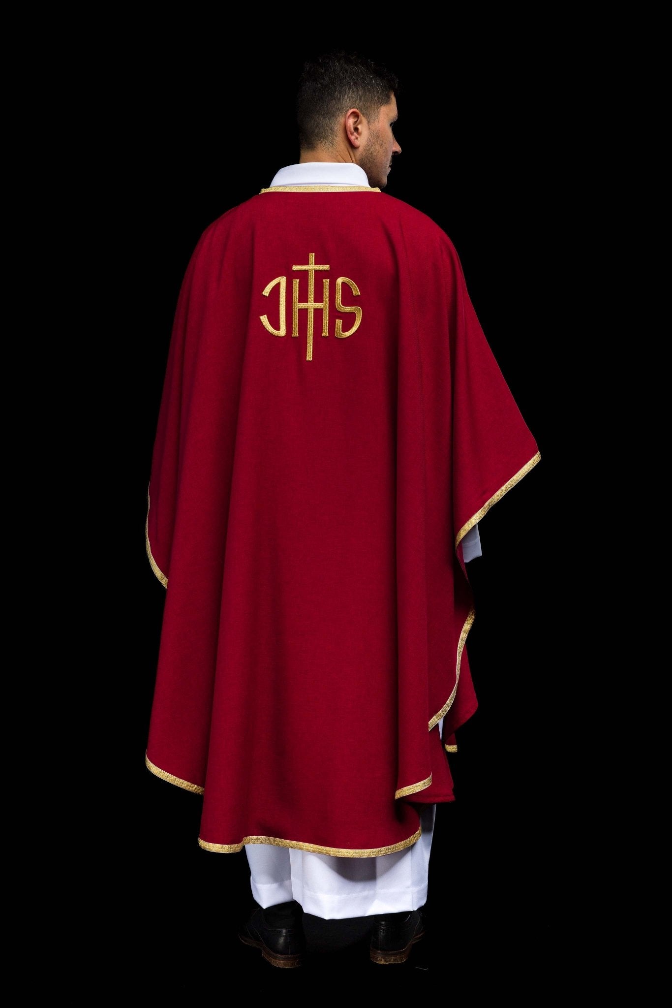 Czerwony ornat liturgiczny z złotym haftem IHS