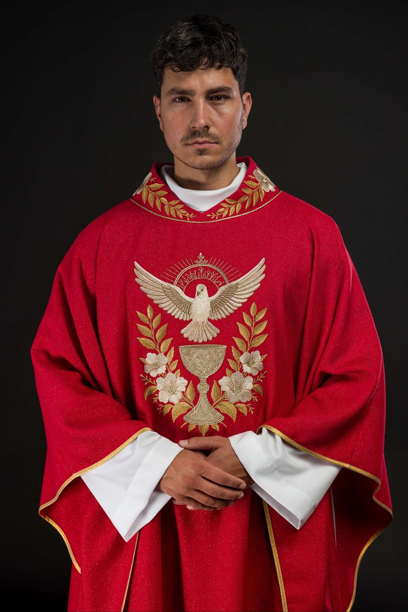Czerwony ornat z haftowanym kołnierzem i symbolem Ducha Świętego