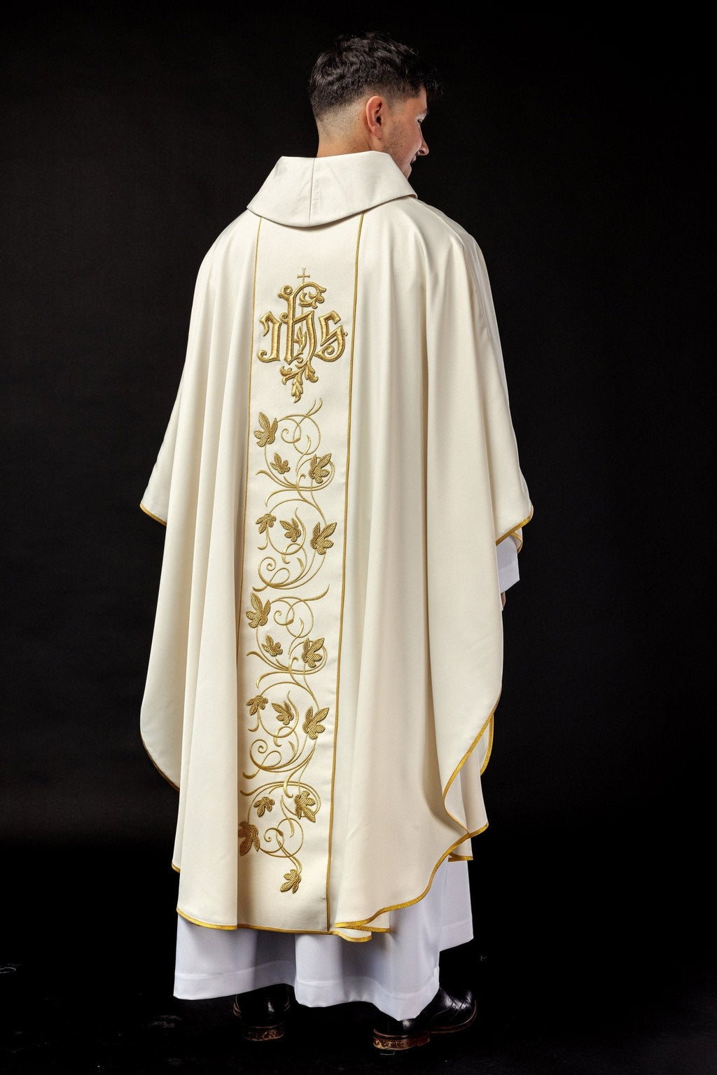 Ecru ornat liturgiczny z bogato zdobionym pasem motywem florystycznym i IHS