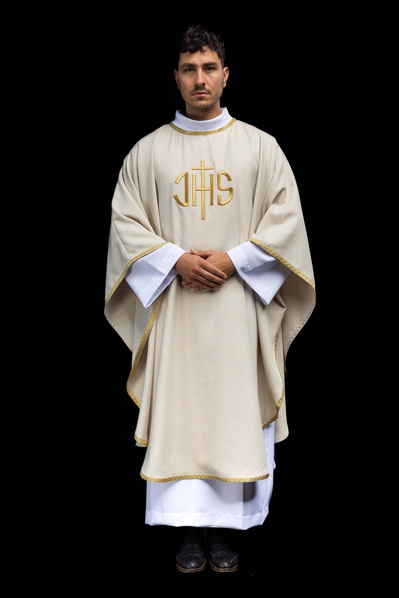 Ecru ornat liturgiczny z złotym haftem IHS