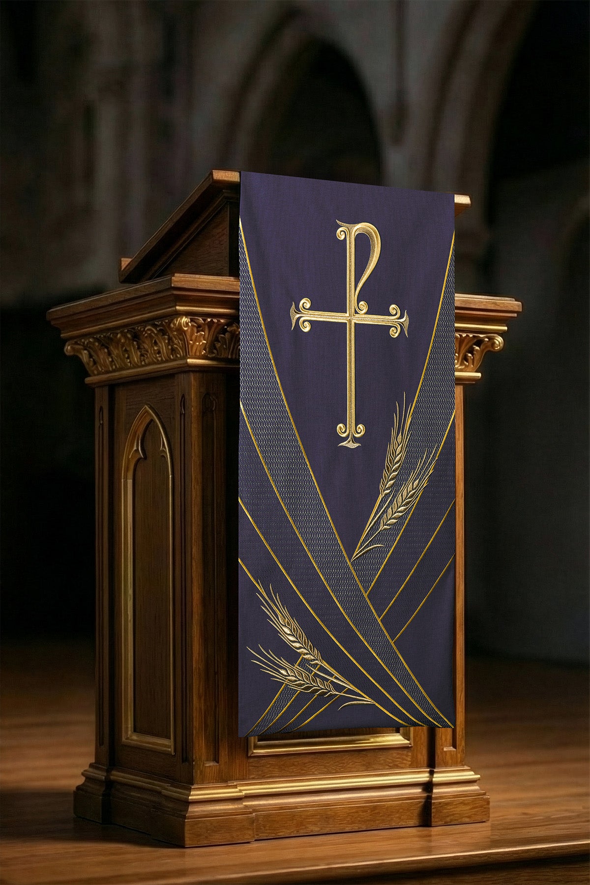 Fioletowa serweta na lektorium ze złotym haftem krzyża monogramatycznego z literą Rho i dwoma kłosami zboża, na drewnianej ambonie w kościele