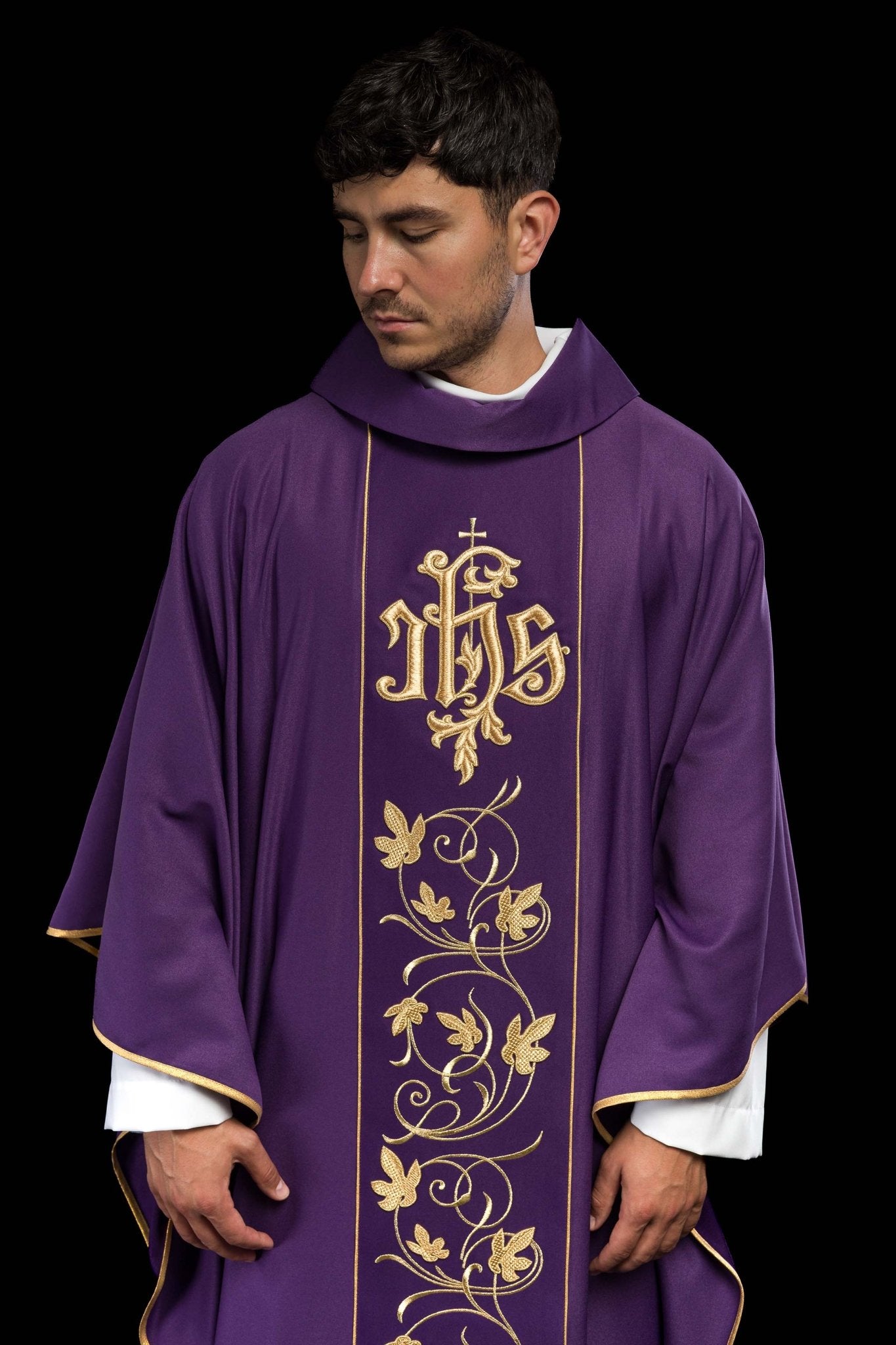 Fioletowy ornat liturgiczny z bogato zdobionym pasem motywem florystycznym i IHS