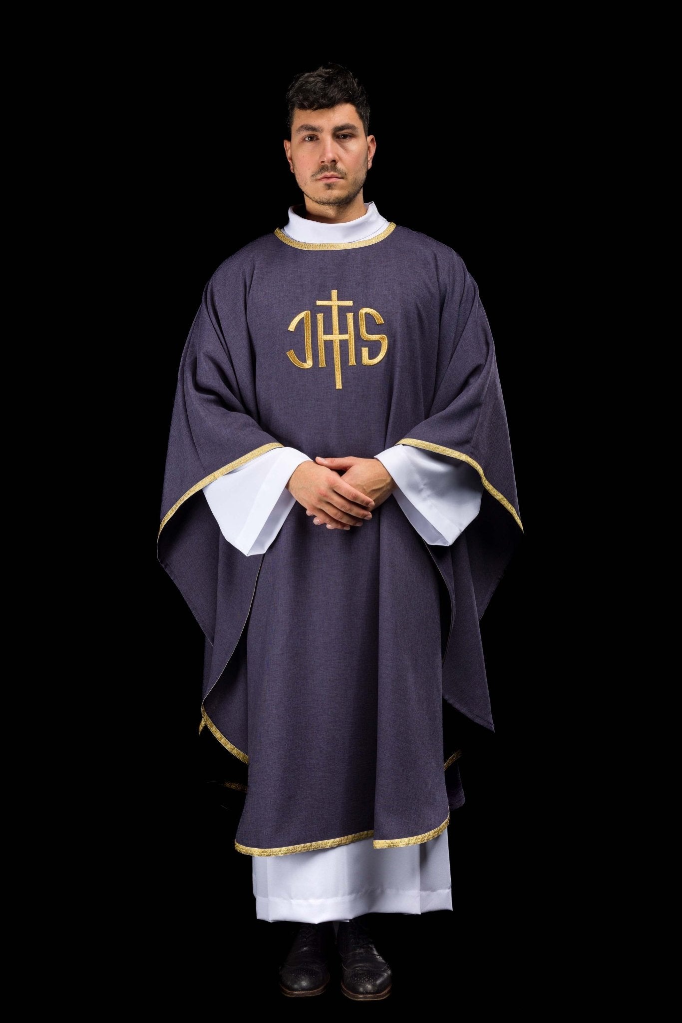 Fioletowy ornat liturgiczny z złotym haftem IHS