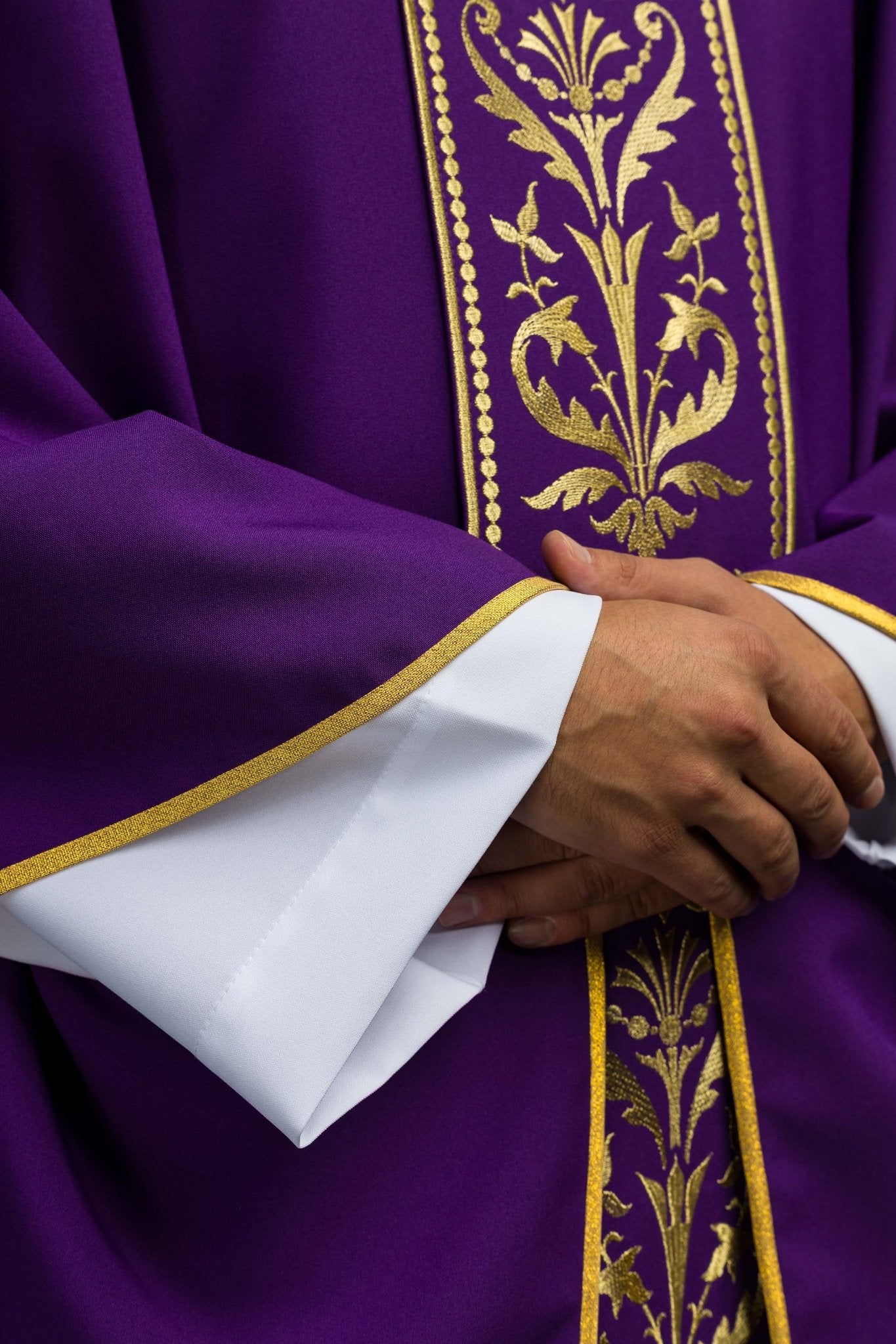 Fioletowy ornat liturgiczny zdobiony złotym pasem haftowanym