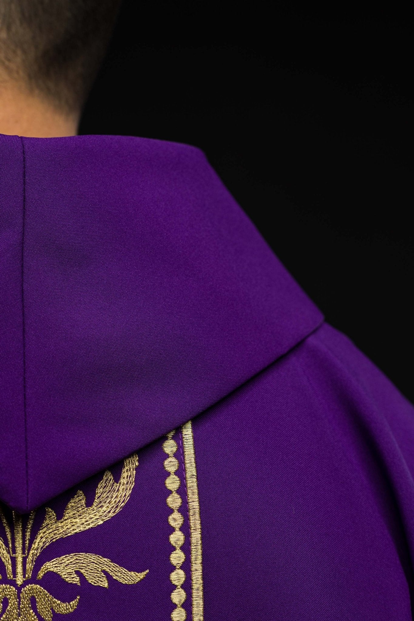 Fioletowy ornat liturgiczny zdobiony złotym pasem haftowanym