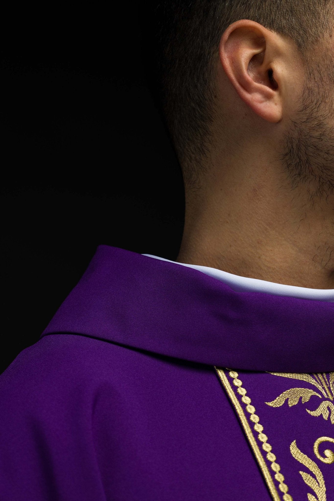 Fioletowy ornat liturgiczny zdobiony złotym pasem haftowanym