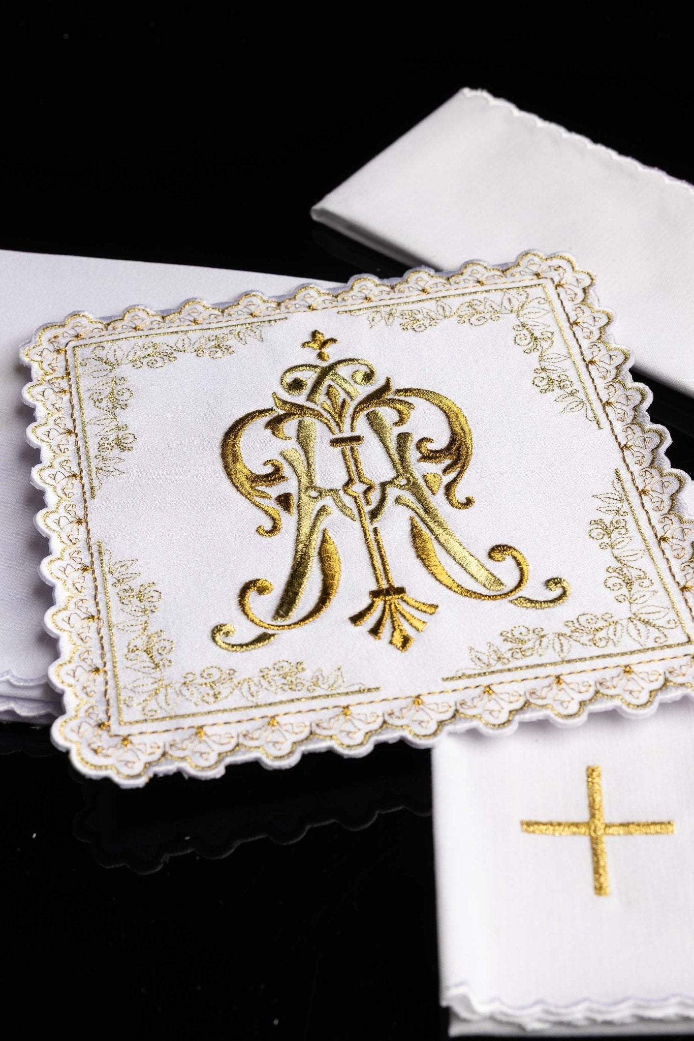 Liturgiczny komplet kielichowy z haftowanym złotym motywem Maryjnym