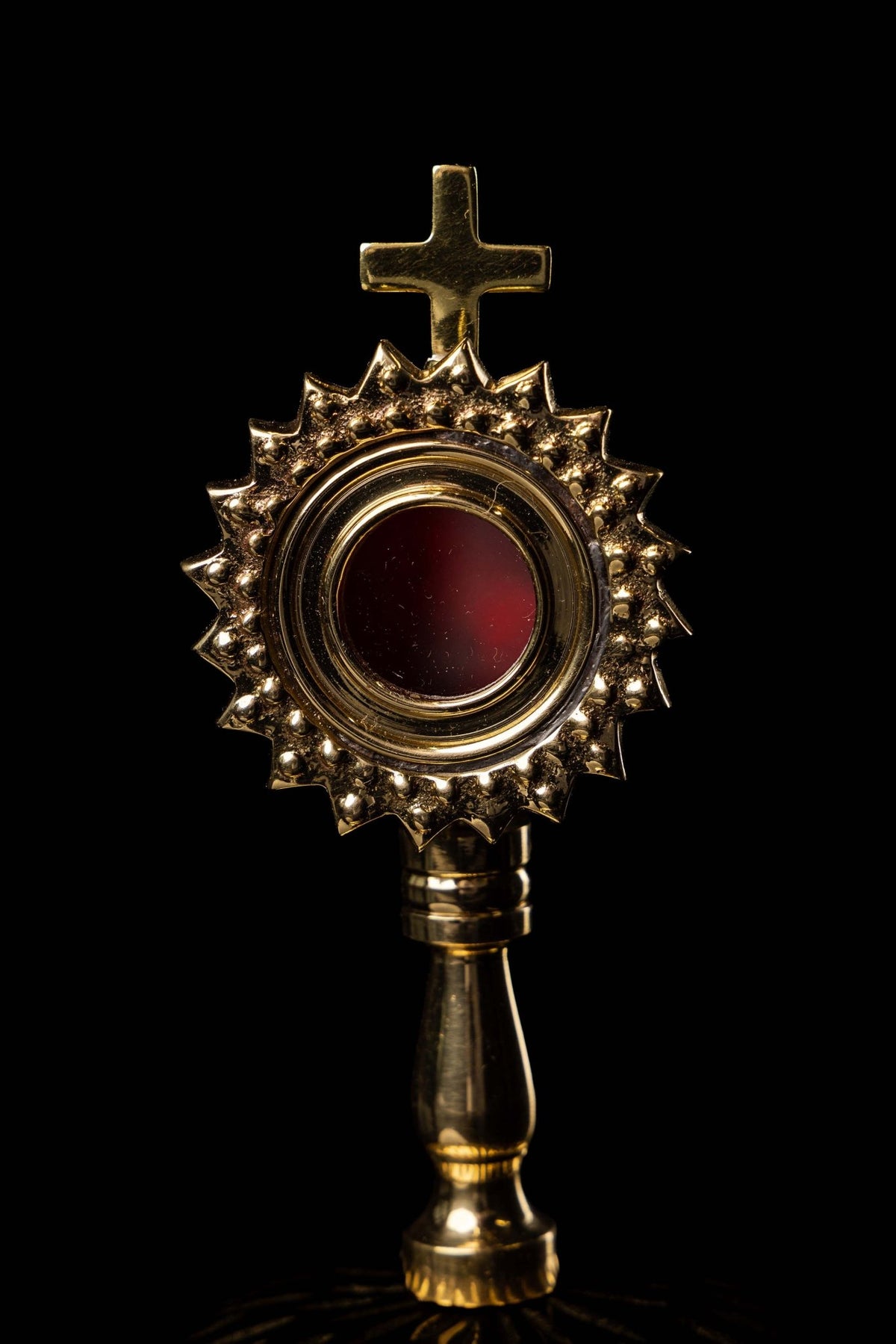 Mały relikwiarz liturgiczny wykonany z mosiądzu