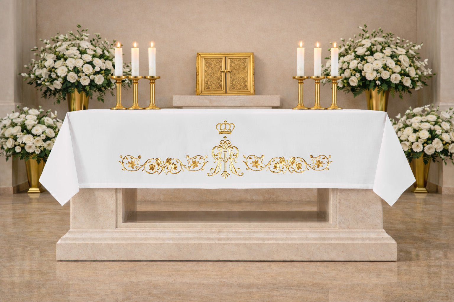 Obrus ołtarzowy z haftowanym symbolem maryjnym