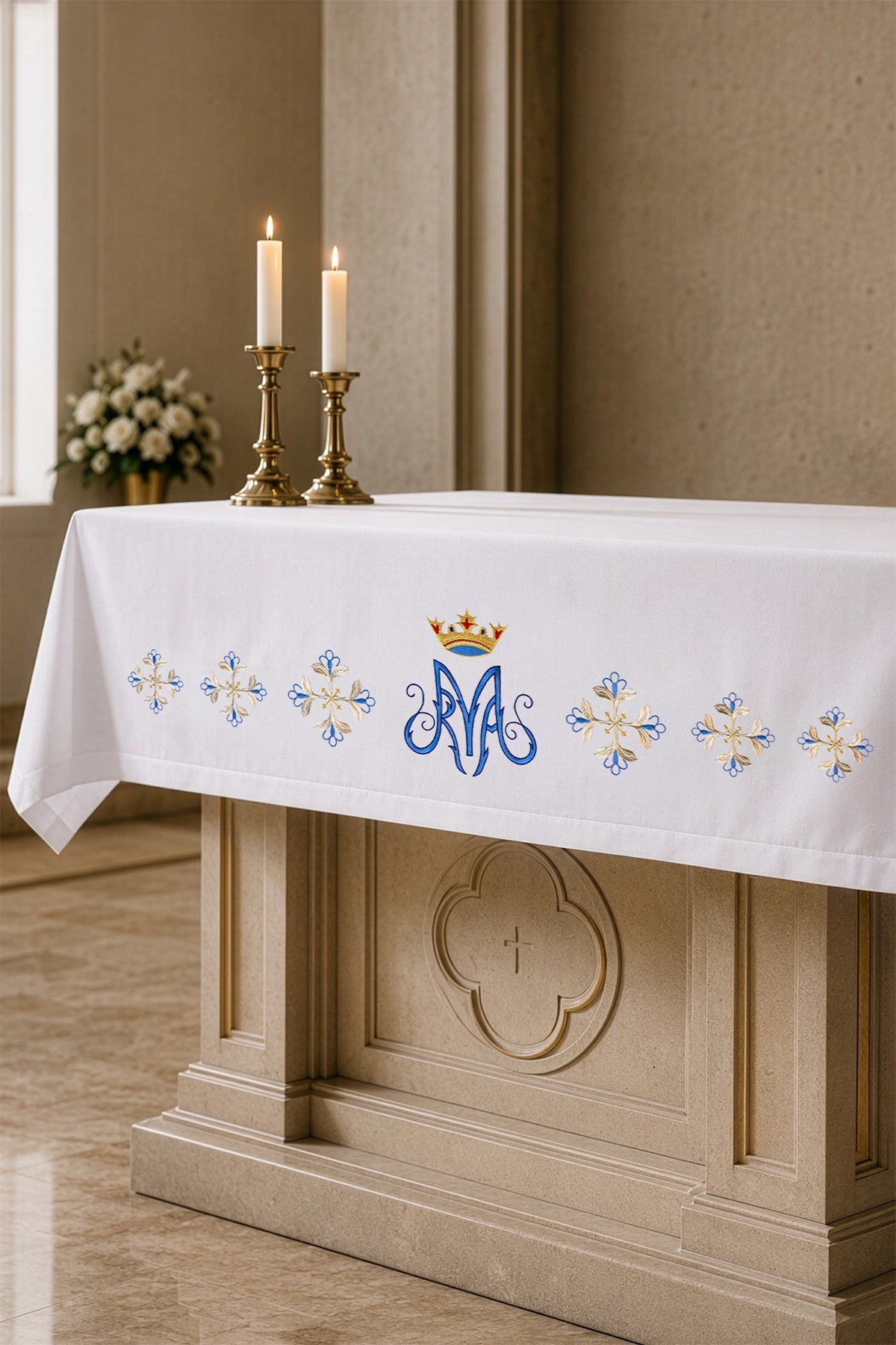 Obrus ołtarzowy z niebieskim haftem czołowym maryjnym