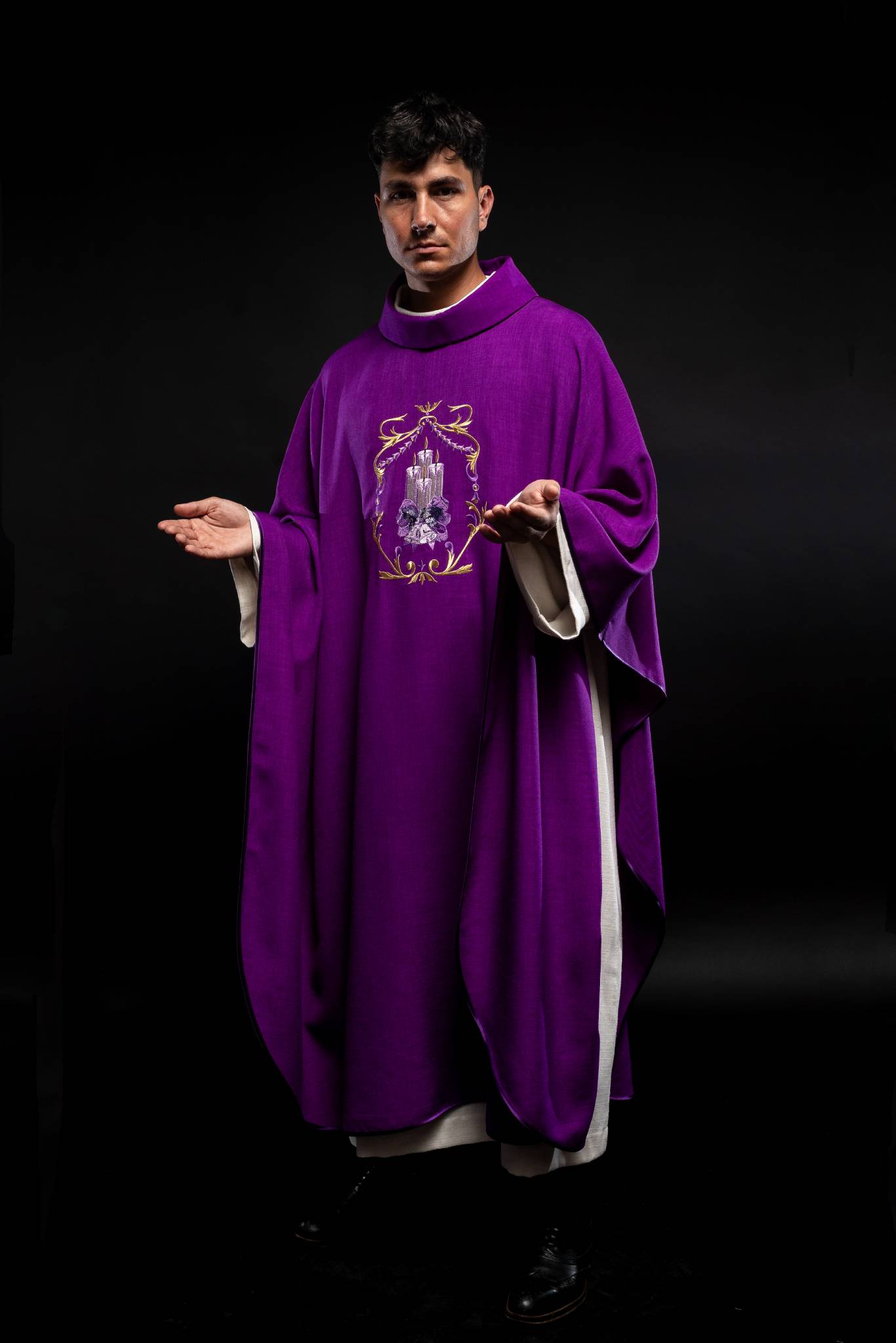 Ornat adwentowy z haftem świec