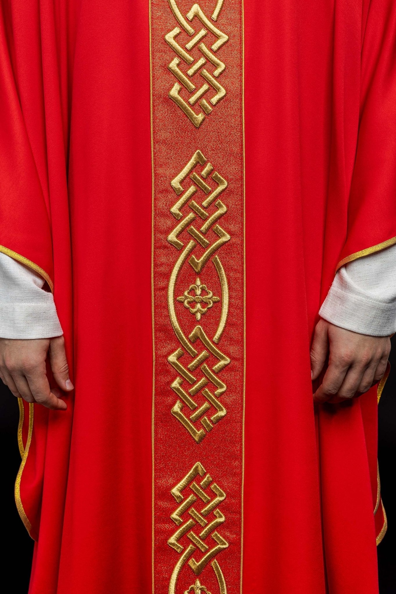 Ornat haftowany Czerwony ze Złotym Motywem Krzyża