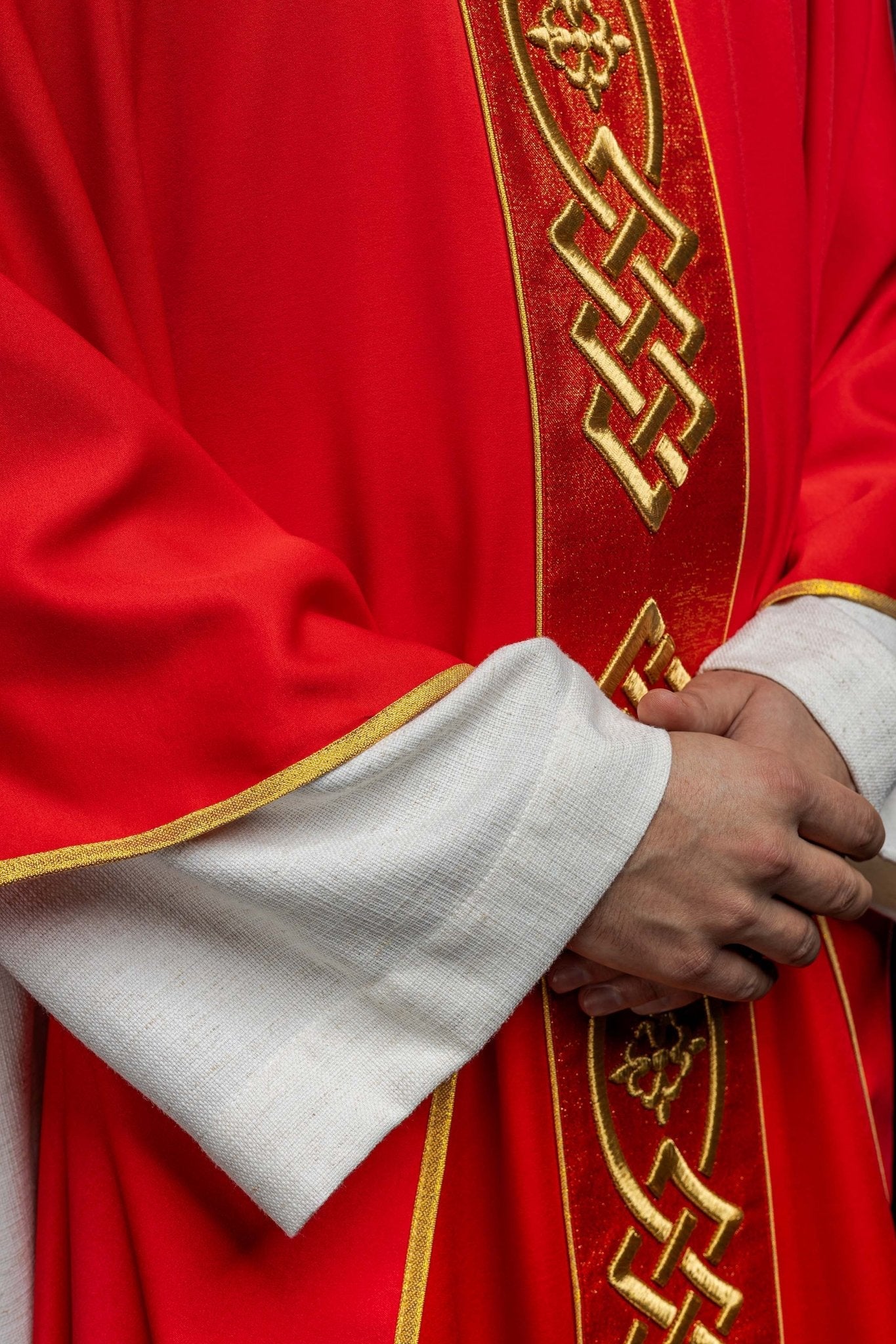 Ornat haftowany Czerwony ze Złotym Motywem Krzyża