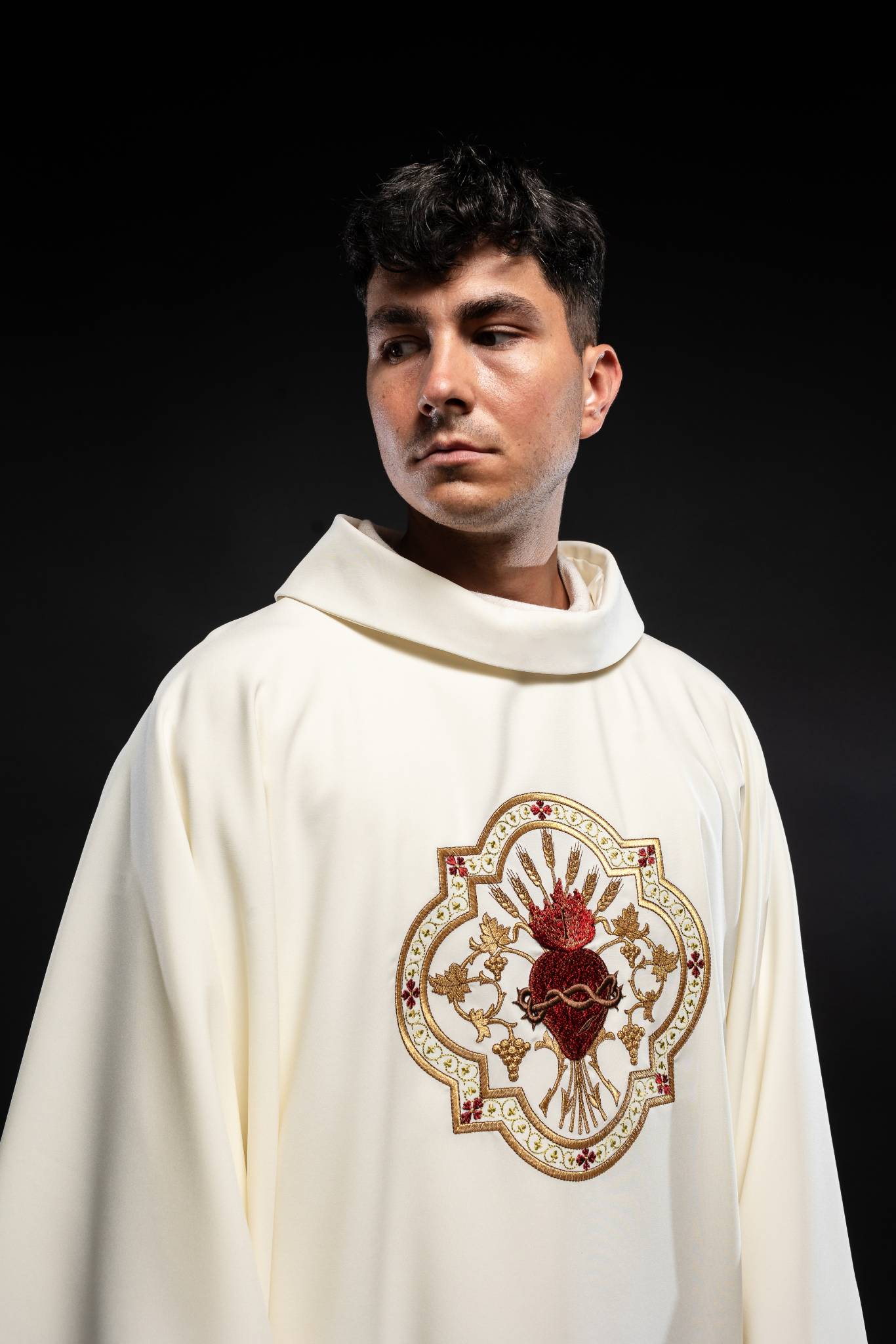 Ornat haftowany z motywem Serca Pana Jezusa i Kielicha eucharystycznego
