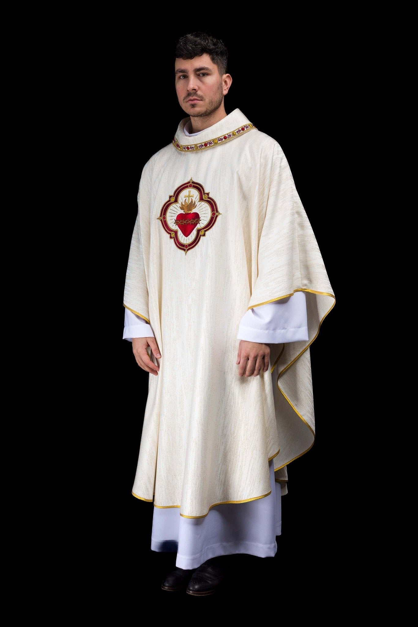 Ornat haftowany z wizerunkiem Serca Pana Jezusa i Kielicha eucharystycznego