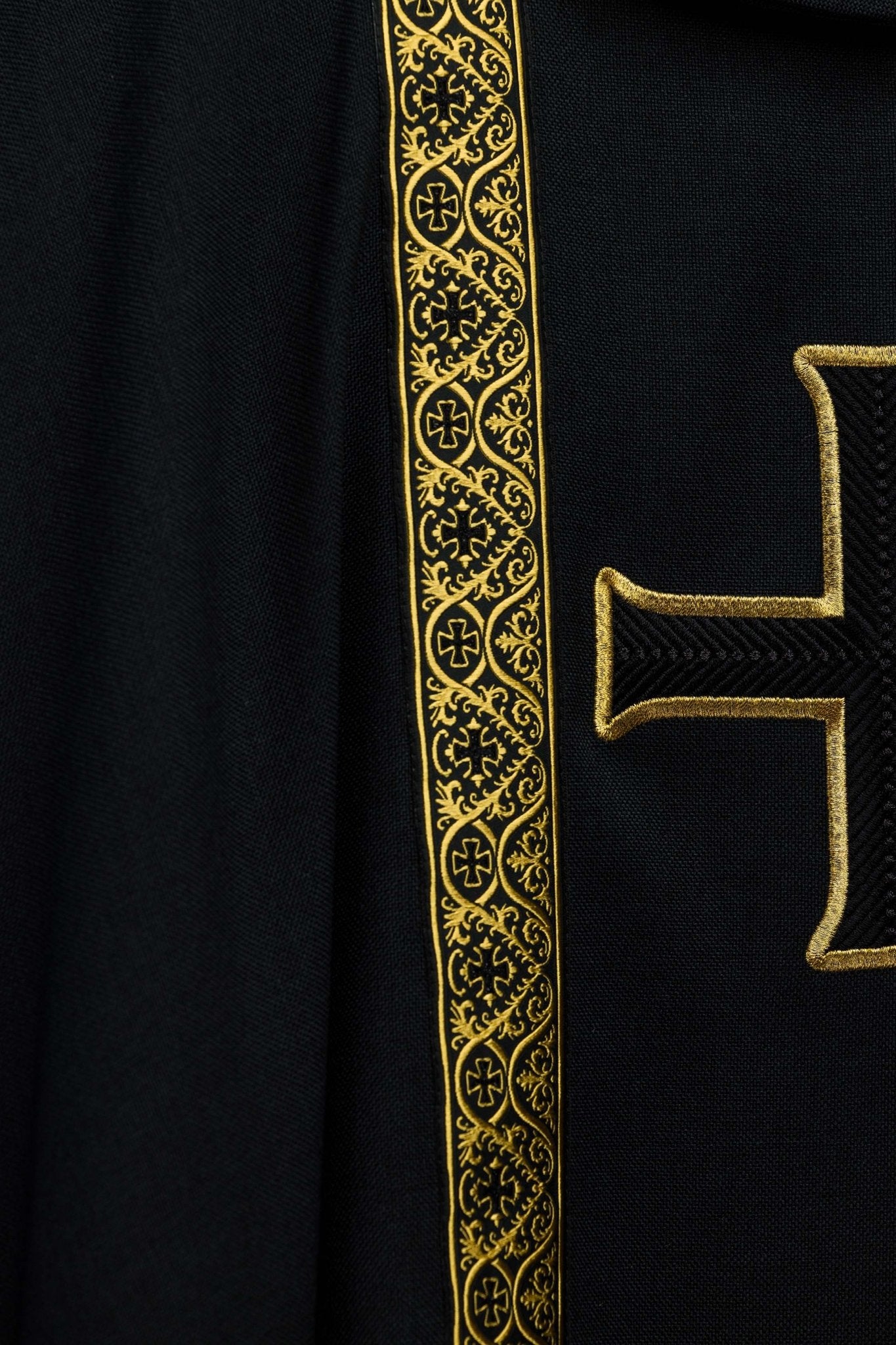 Ornat liturgiczny czarny z haftowanym krzyżem i taśmami żakardowymi