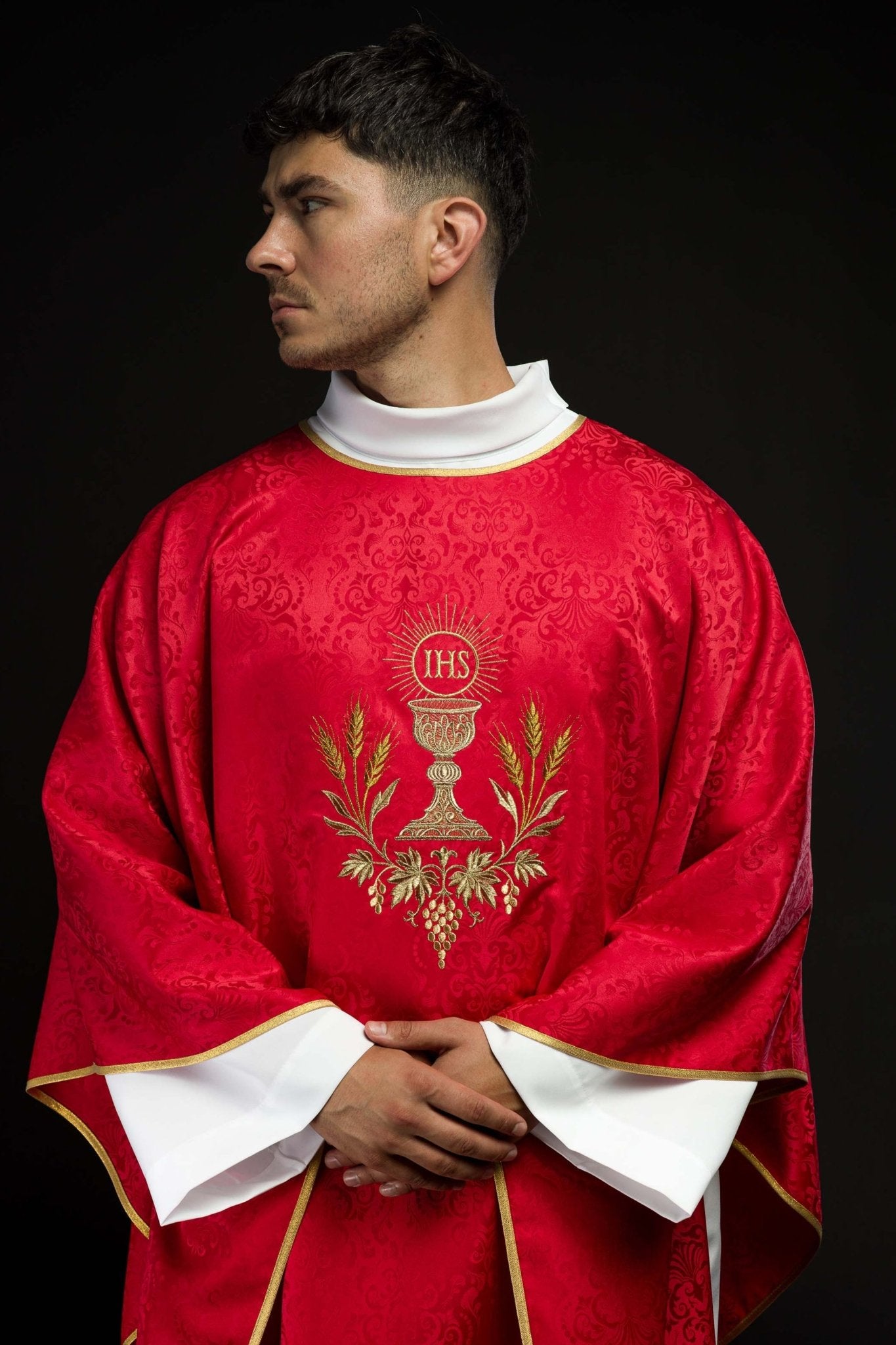 Ornat liturgiczny czerwony z haftem kielicha i hostii na tkaninie żakardowej