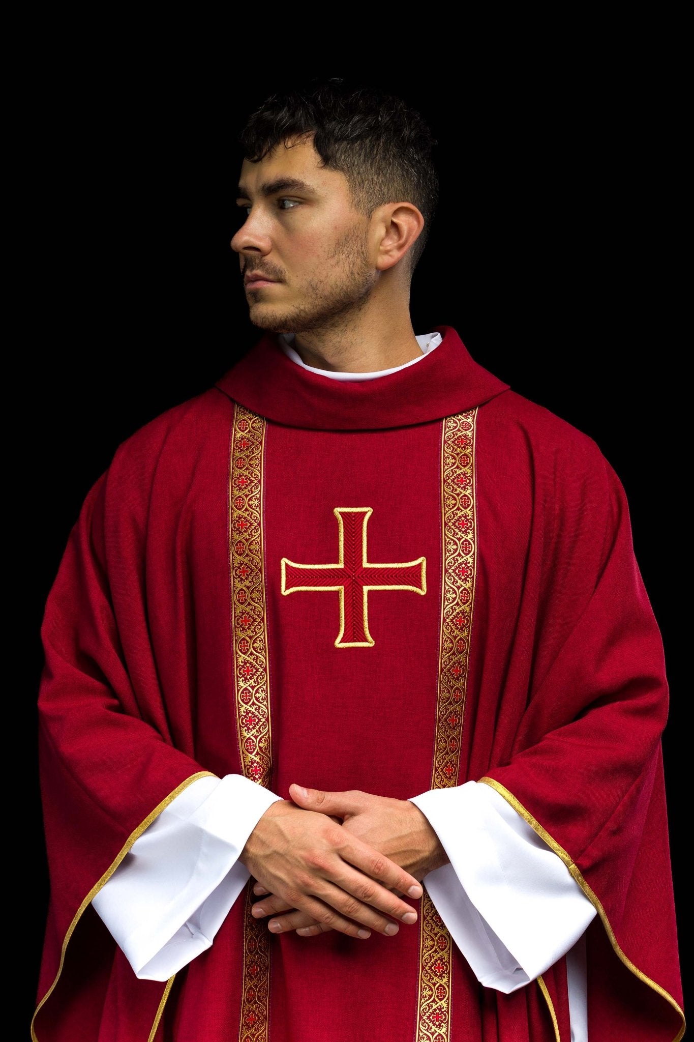 Ornat liturgiczny czerwony z haftowanym krzyżem i taśmami żakardowymi