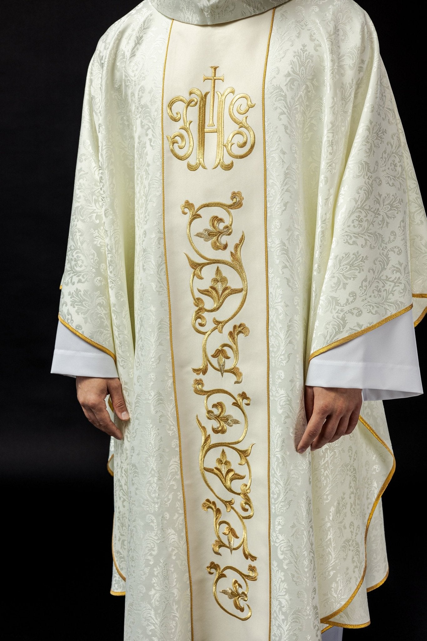 Ornat liturgiczny ecru z bogato zdobionym pasem IHS