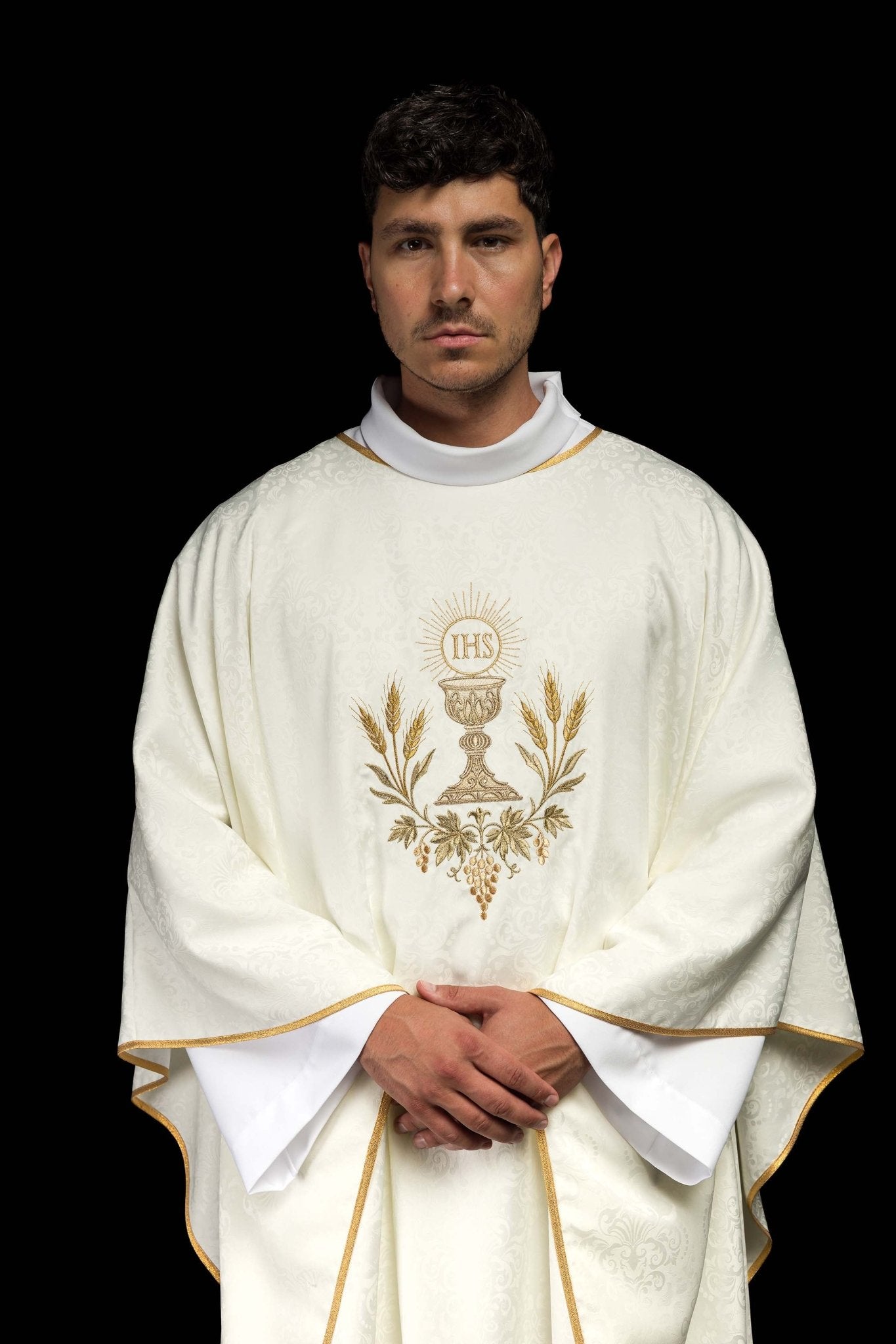 Ornat liturgiczny ecru z haftem kielicha i hostii na tkaninie żakardowej