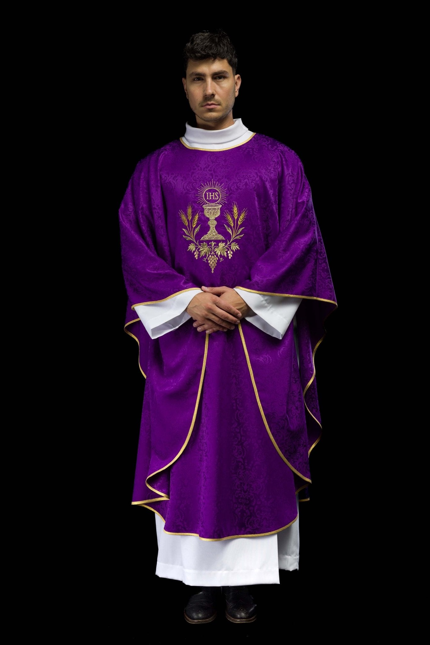 Ornat liturgiczny fioletowy z haftem kielicha i hostii na tkaninie żakardowej