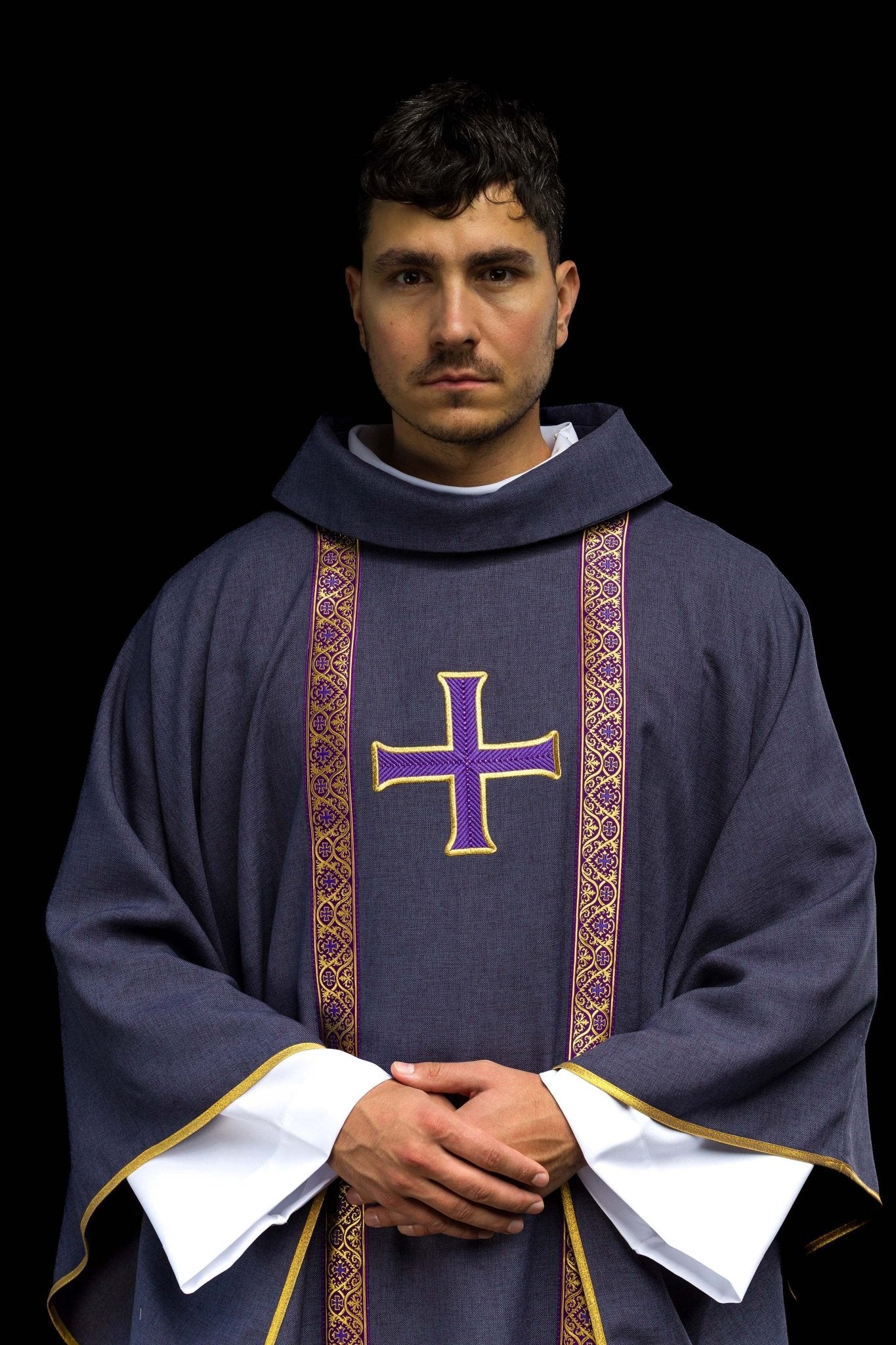 Ornat liturgiczny fioletowy z haftowanym krzyżem i taśmami żakardowymi