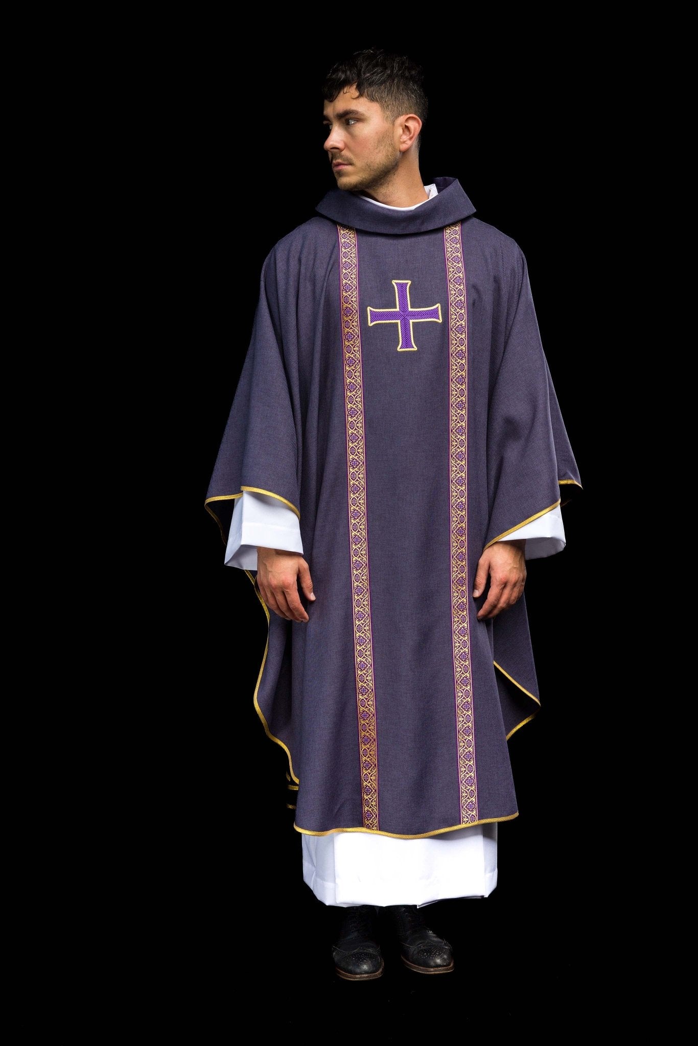 Ornat liturgiczny fioletowy z haftowanym krzyżem i taśmami żakardowymi
