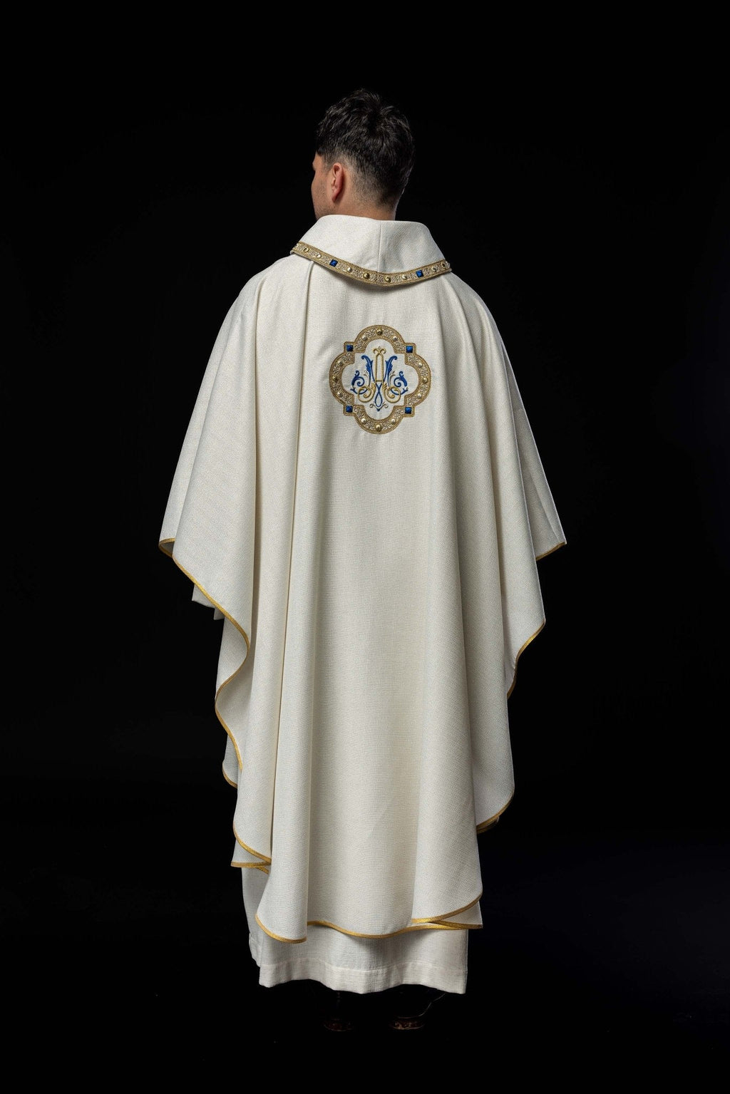 Ornat liturgiczny z haftowanym herbem Maryjnym