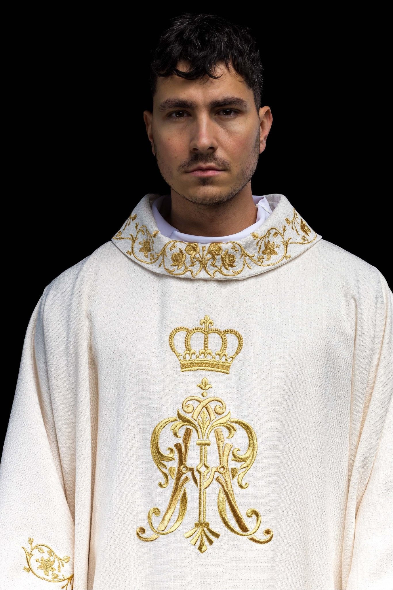 Ornat liturgiczny z haftowanym herbem Maryjnym i Koroną
