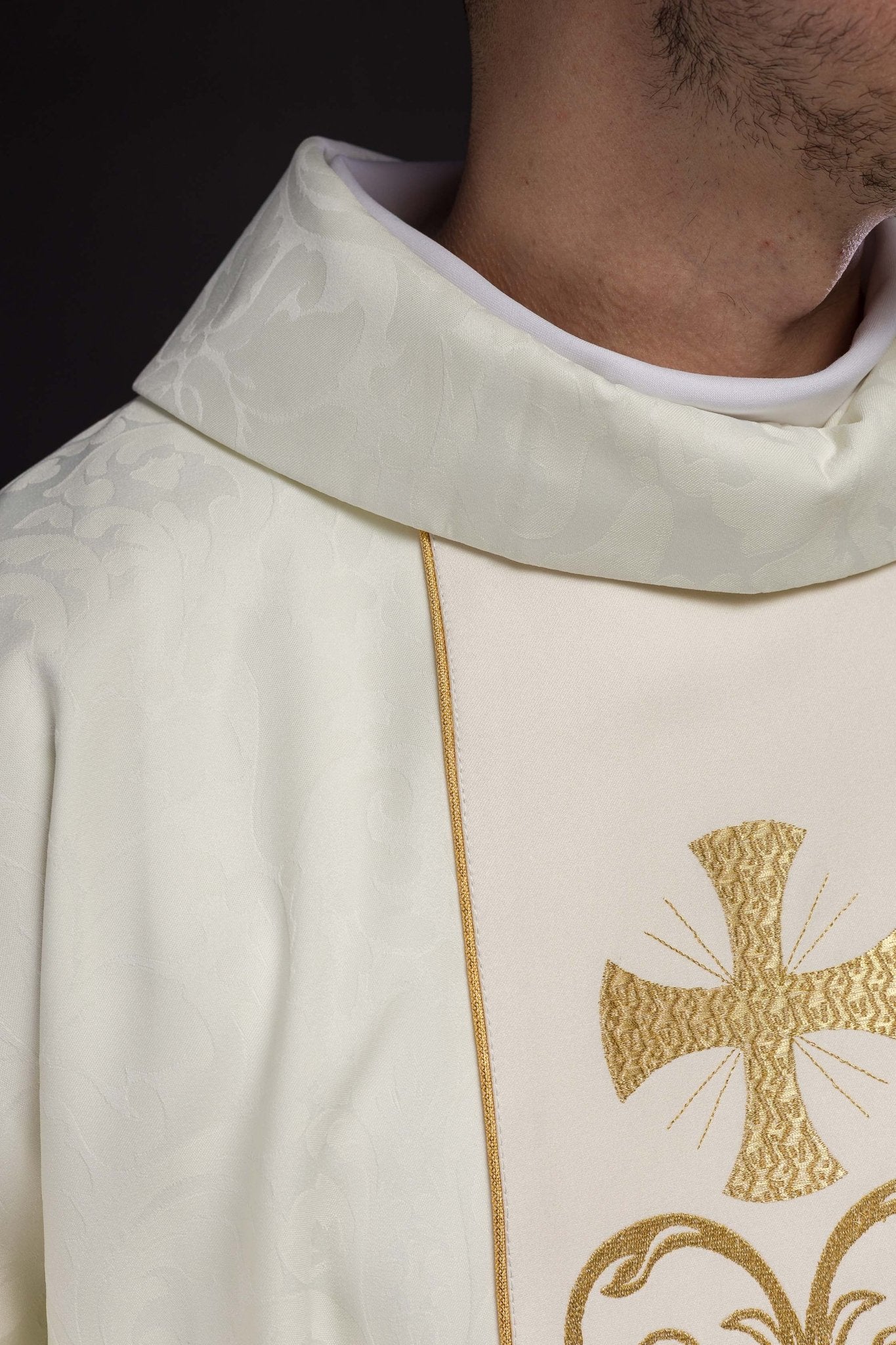 Ornat liturgiczny z zdobionym pasem