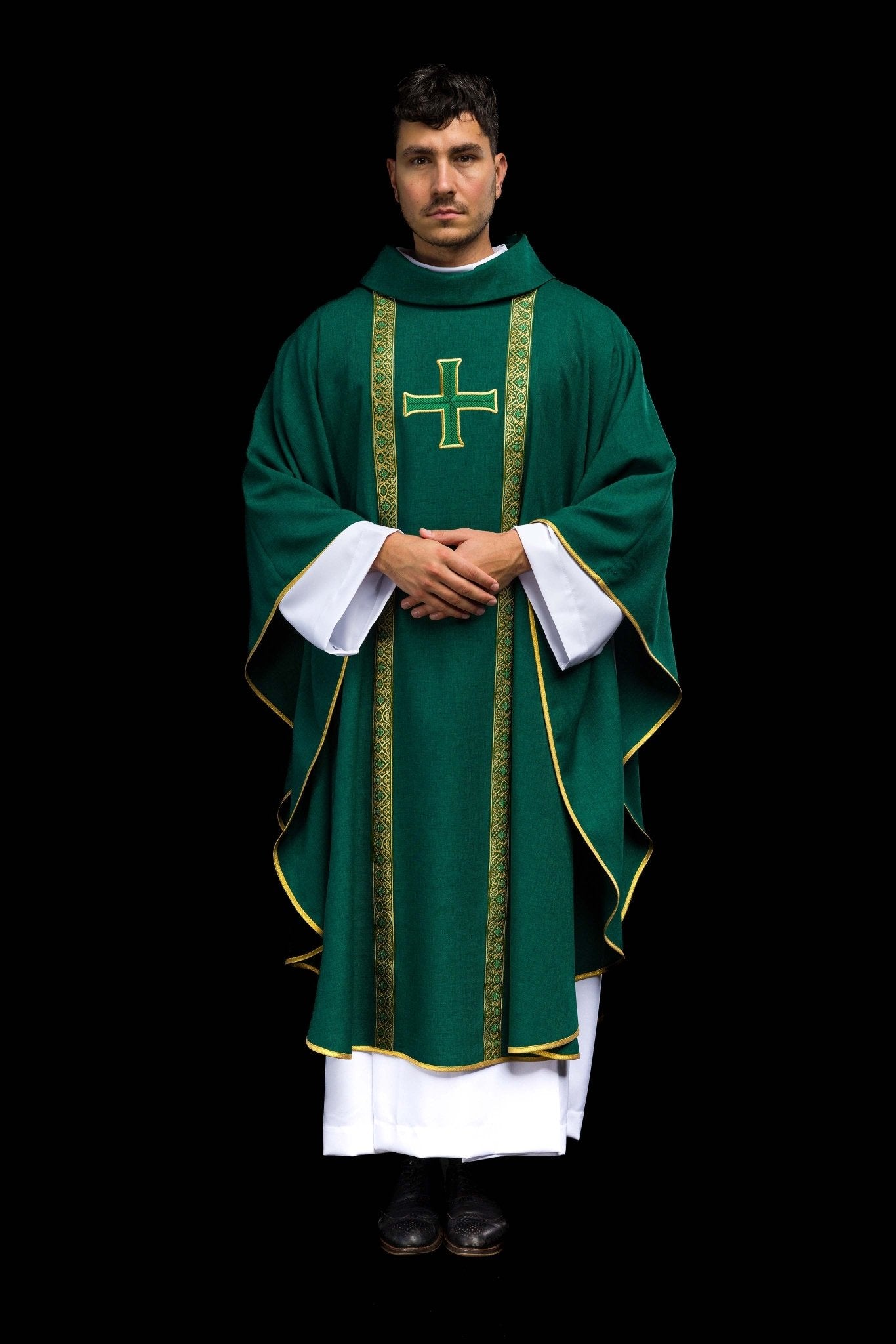 Ornat liturgiczny zielony z haftowanym krzyżem i taśmami żakardowymi