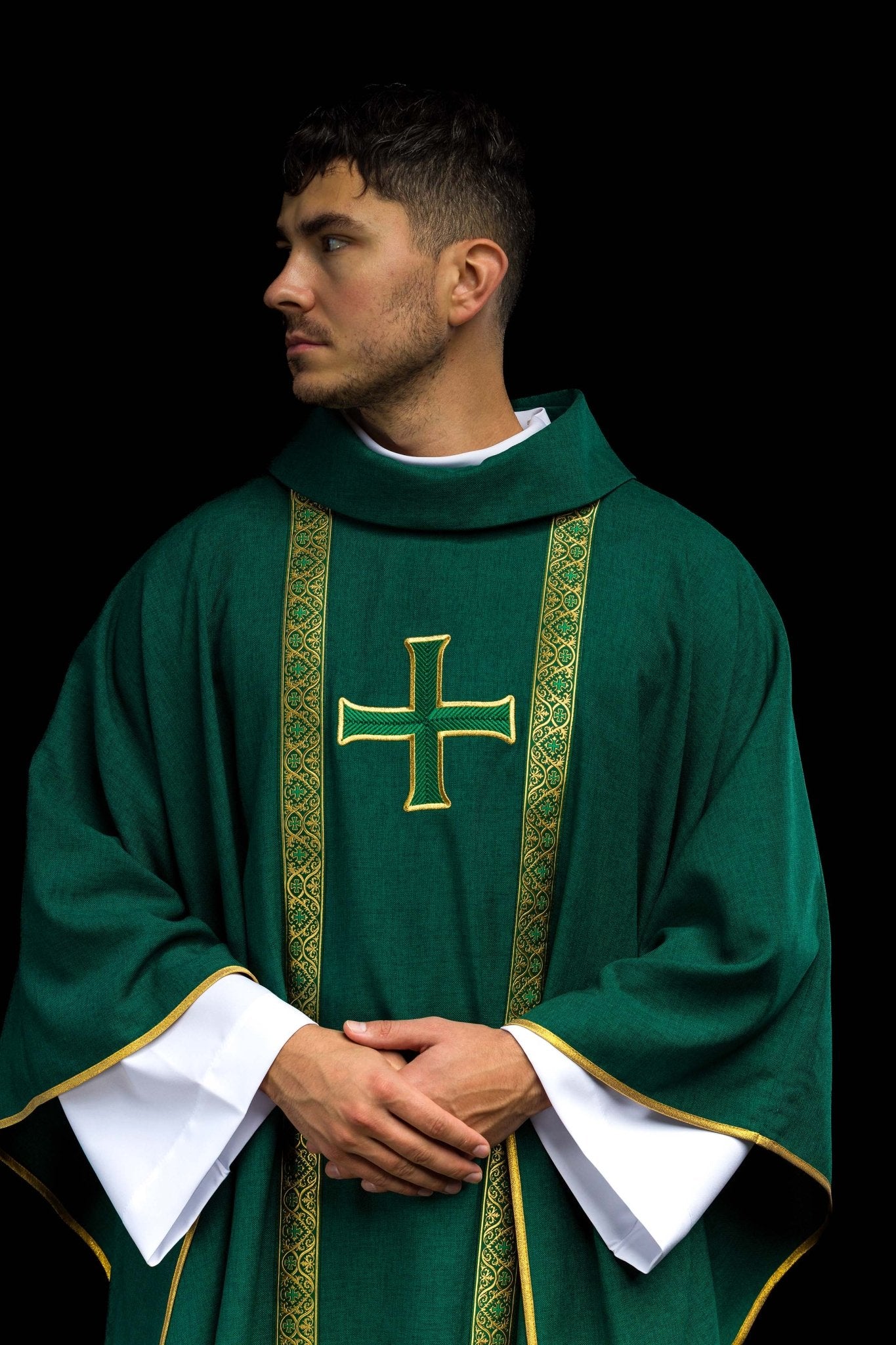 Ornat liturgiczny zielony z haftowanym krzyżem i taśmami żakardowymi
