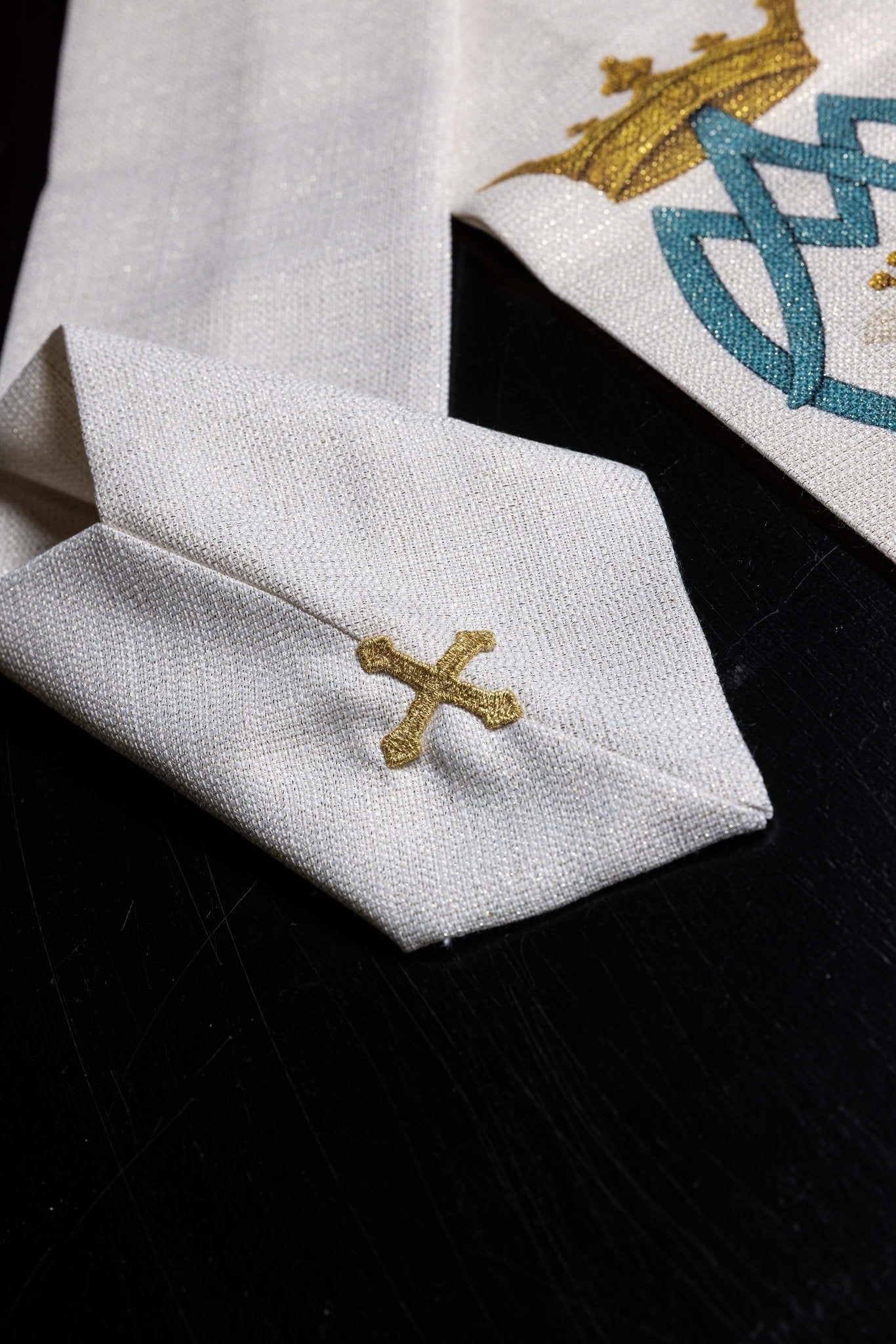 Ornat Maryjny drukowany ze wzorem lilii i monogramem ecru