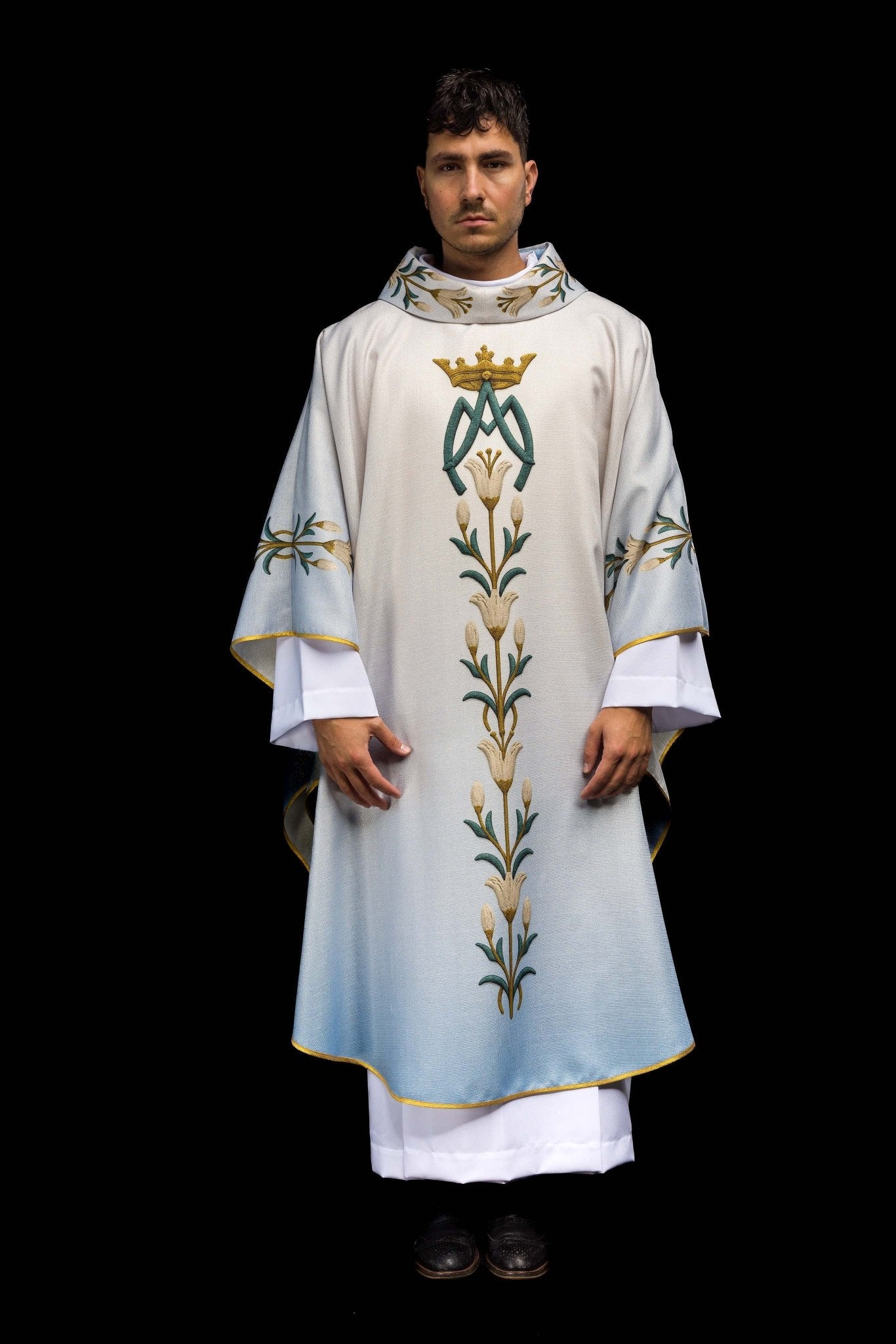 Ornat Maryjny drukowany ze wzorem lilii i monogramem niebiesko - ecru