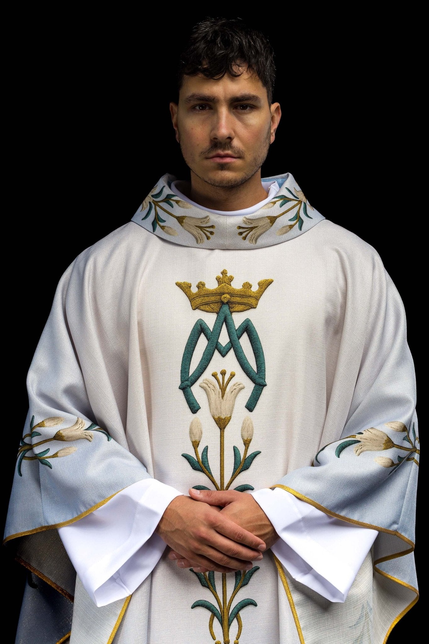 Ornat Maryjny drukowany ze wzorem lilii i monogramem niebiesko - ecru