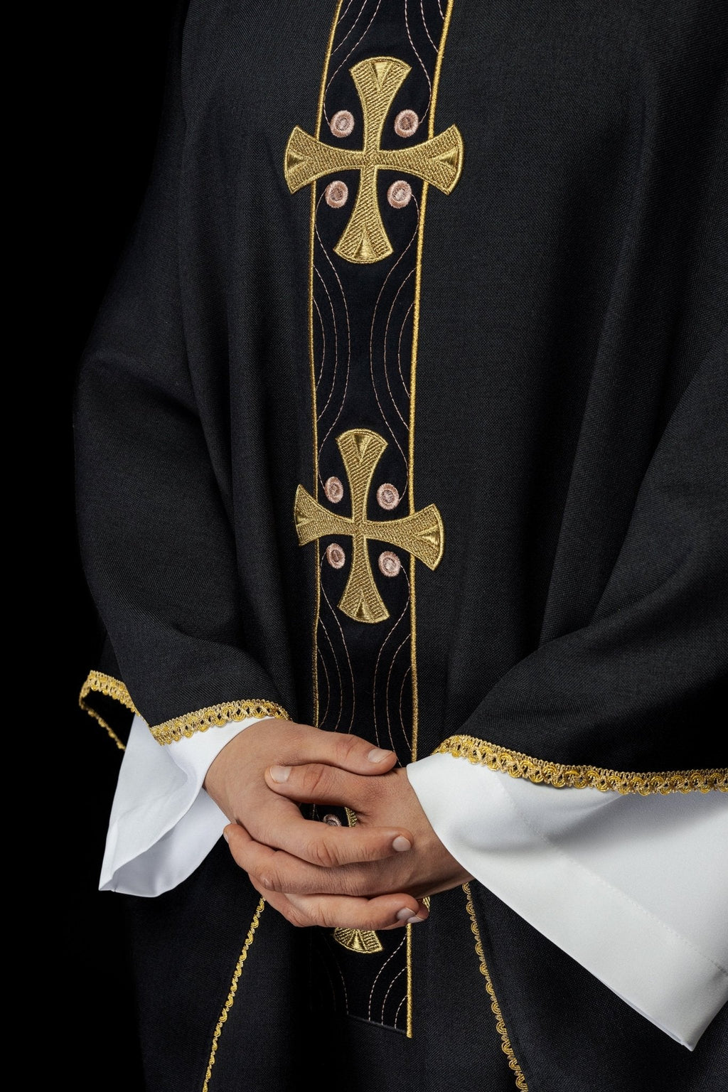 Ornat w haftowane złote krzyże i lamówkę na kołnierzu w kolorze czarnym
