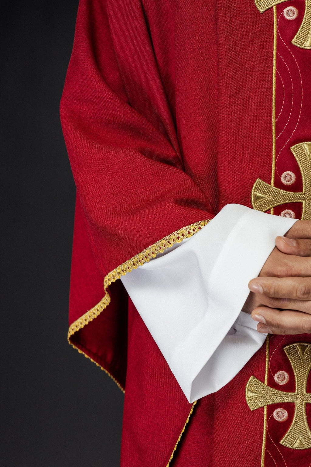 Ornat w haftowane złote krzyże i lamówkę na kołnierzu w kolorze czerwonym